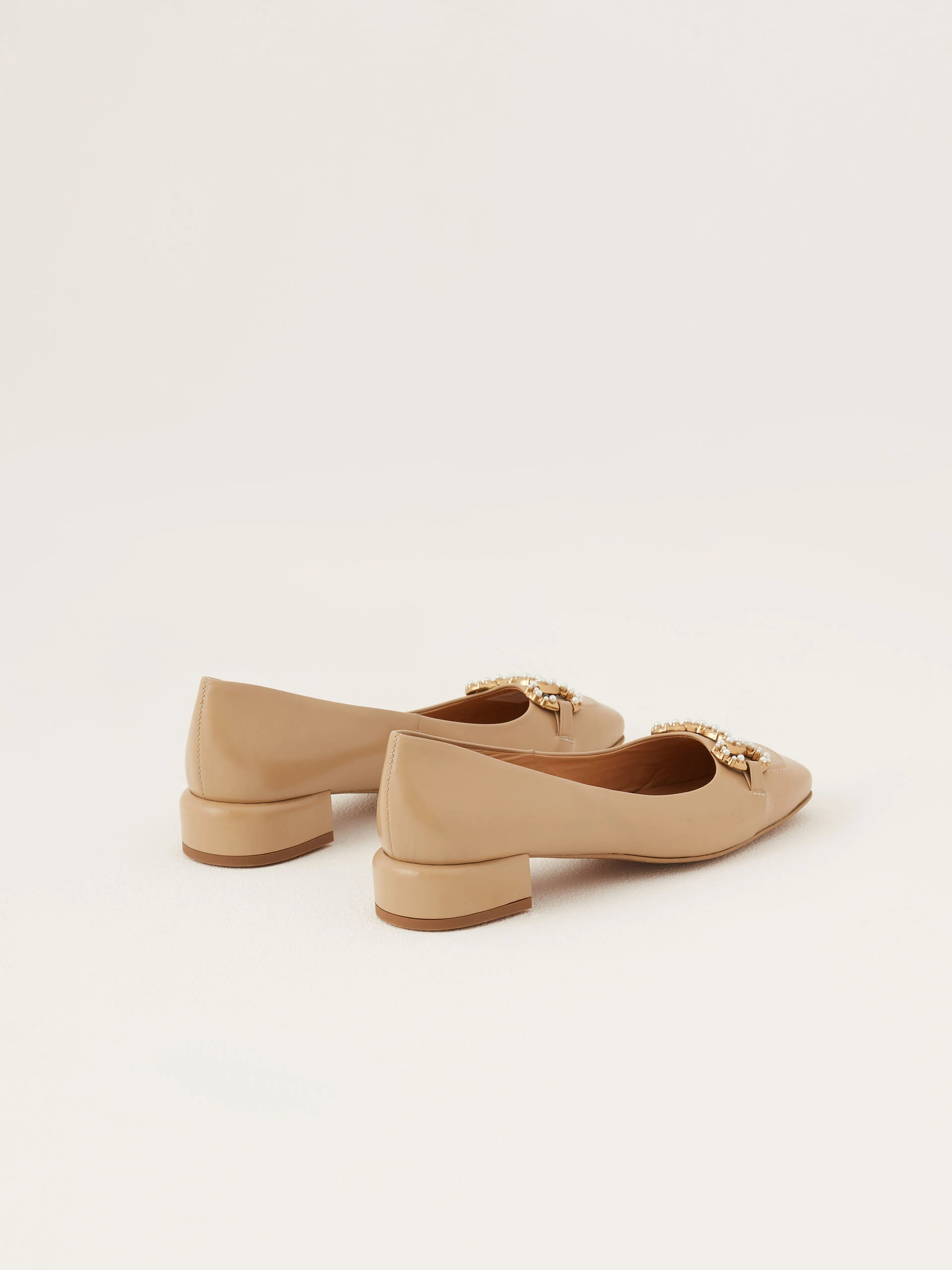 Beige leather ballerinas decorated with buckles