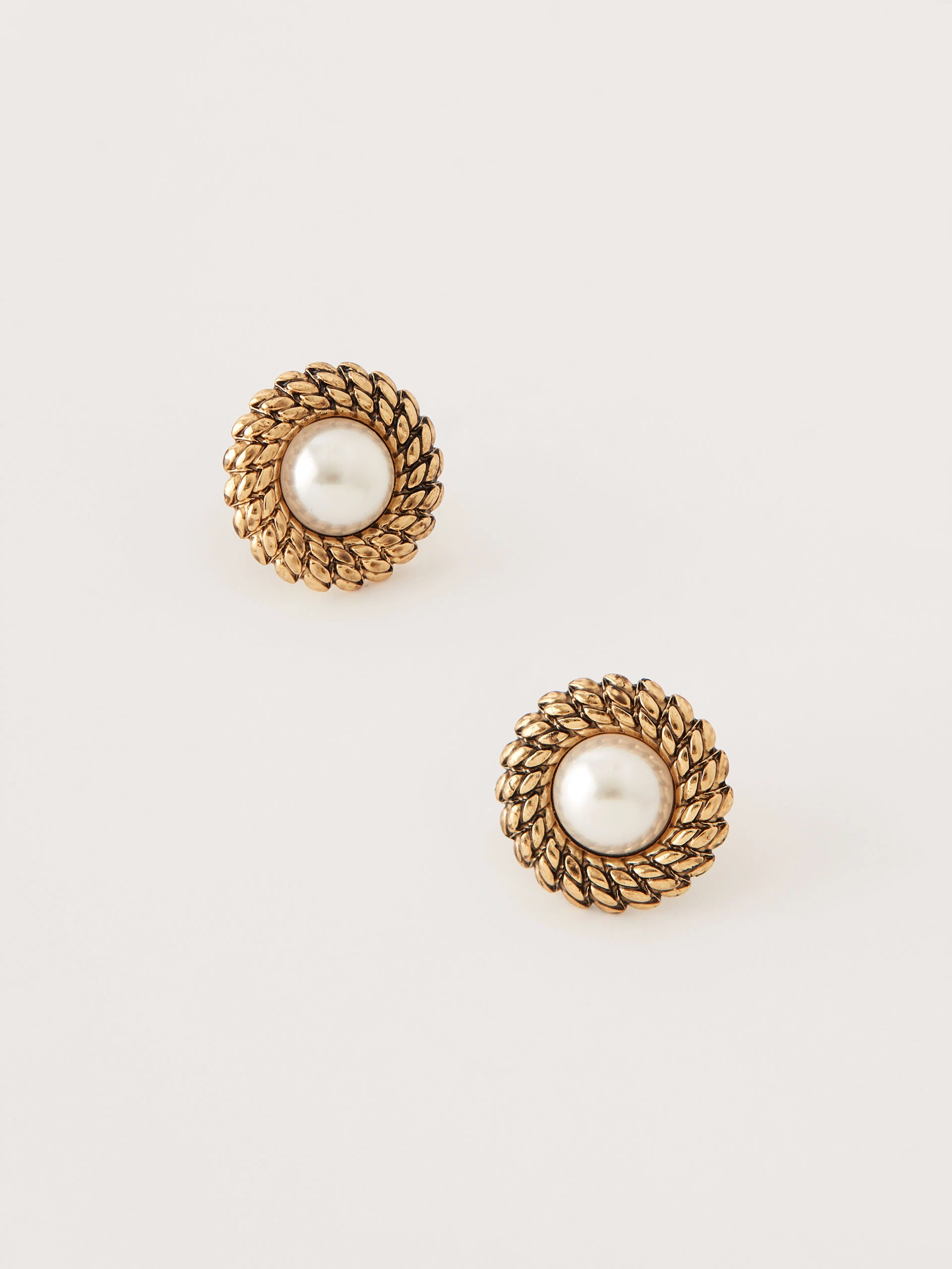 Earrings with artificial pearl