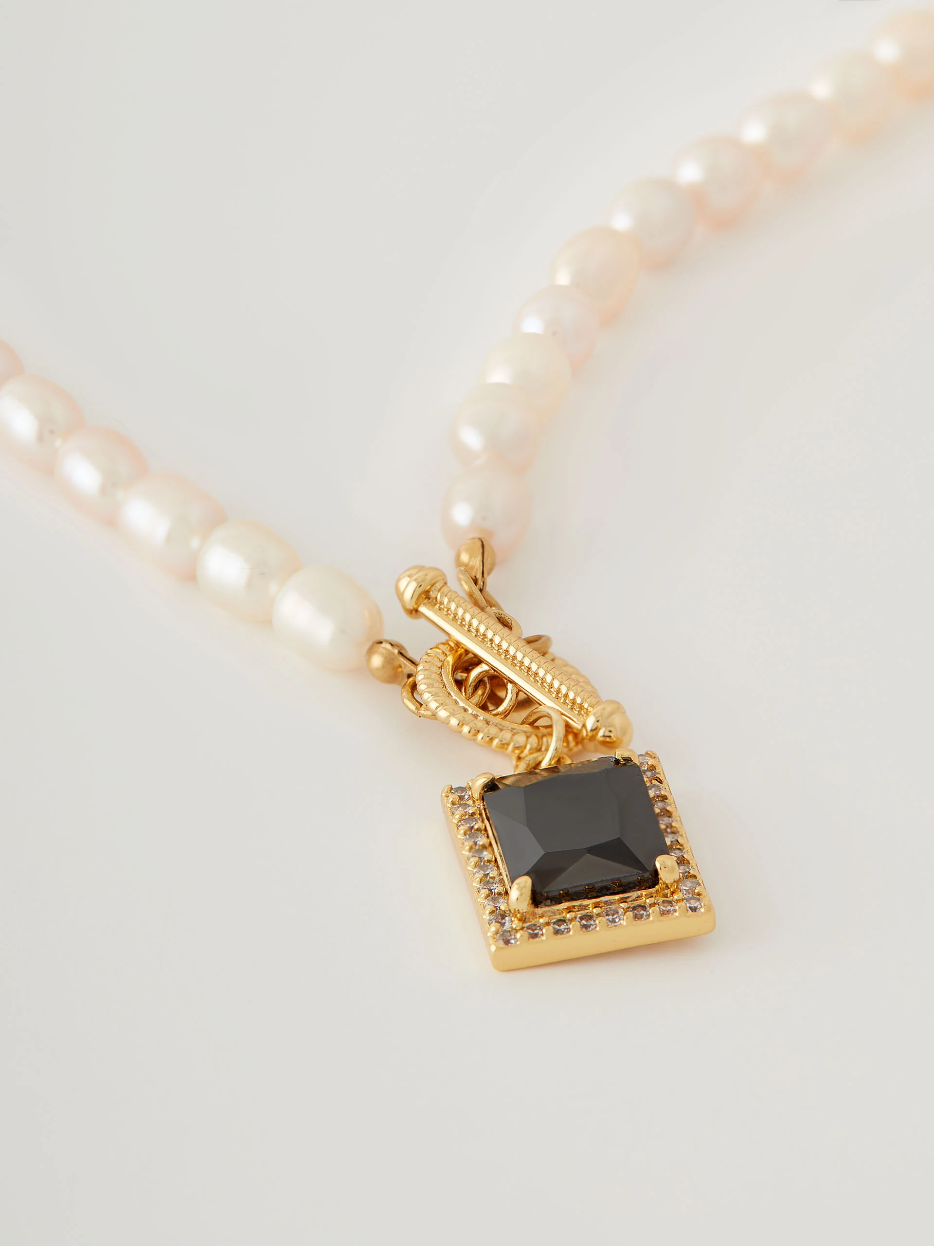 Necklace with cultured pearls and zircons