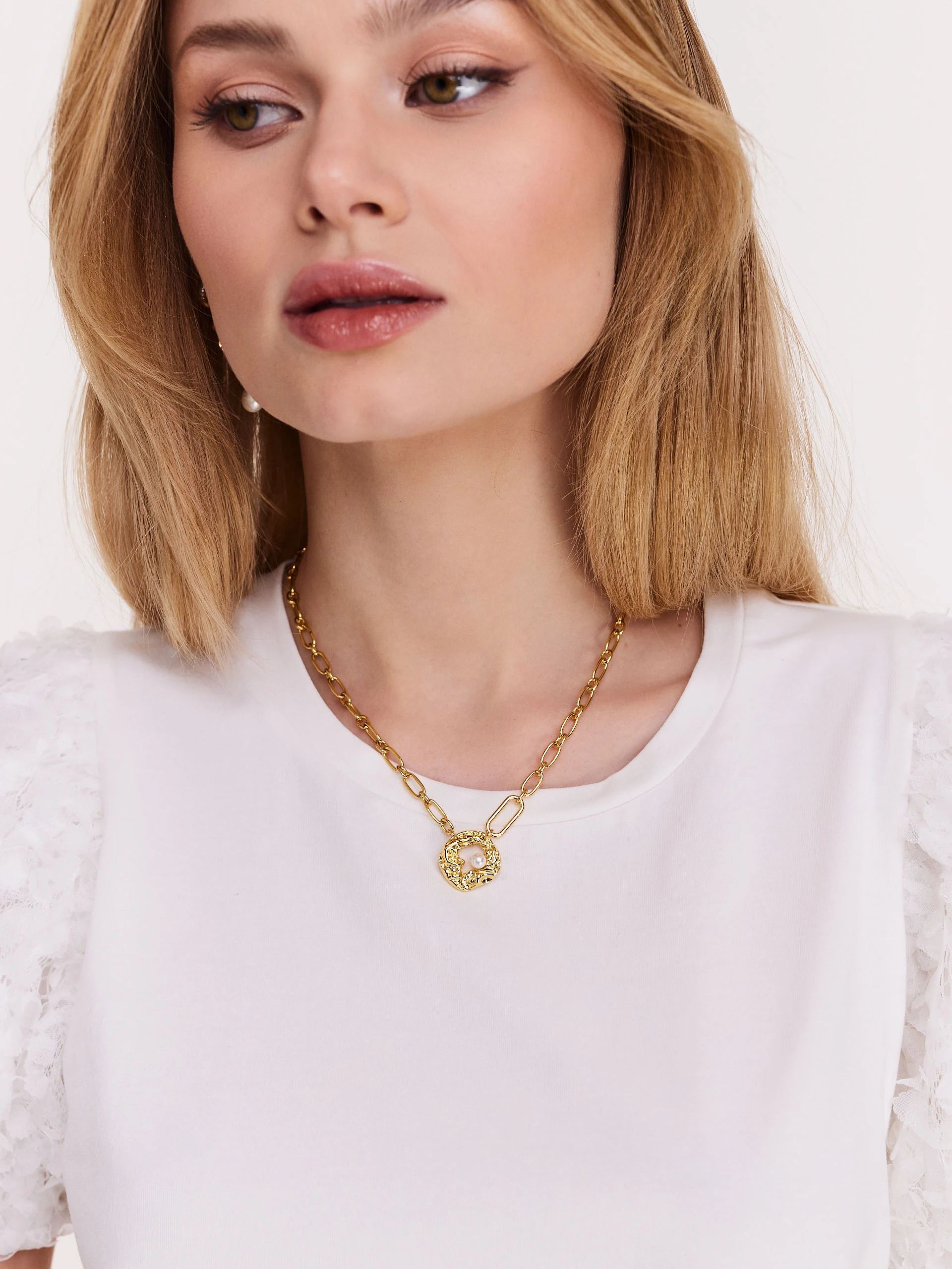 Copper necklace with decorative pearl pendant