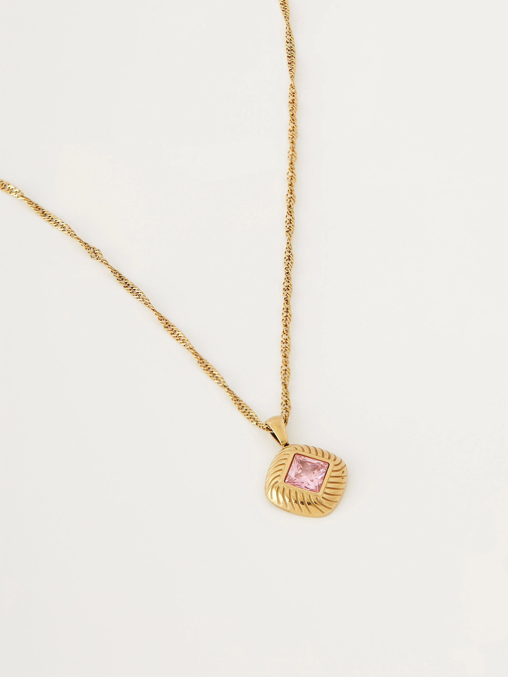 Elegant zirconia necklace