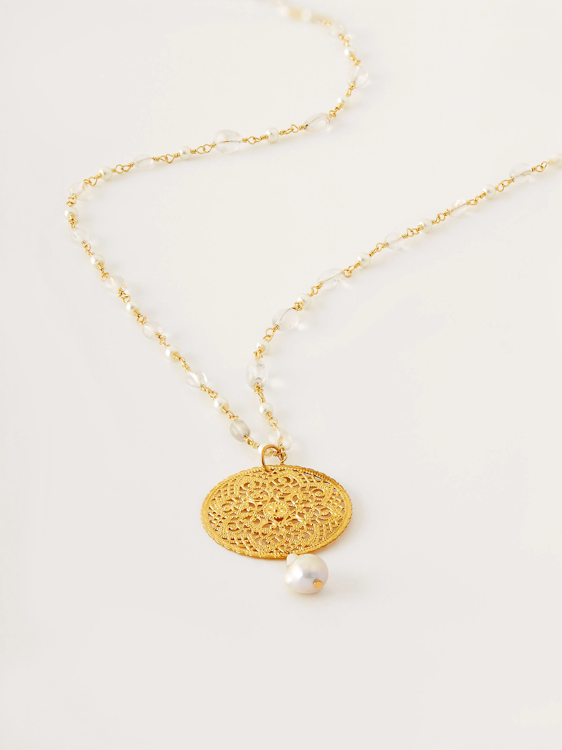 Pearl necklace with mountain crystal and rosette