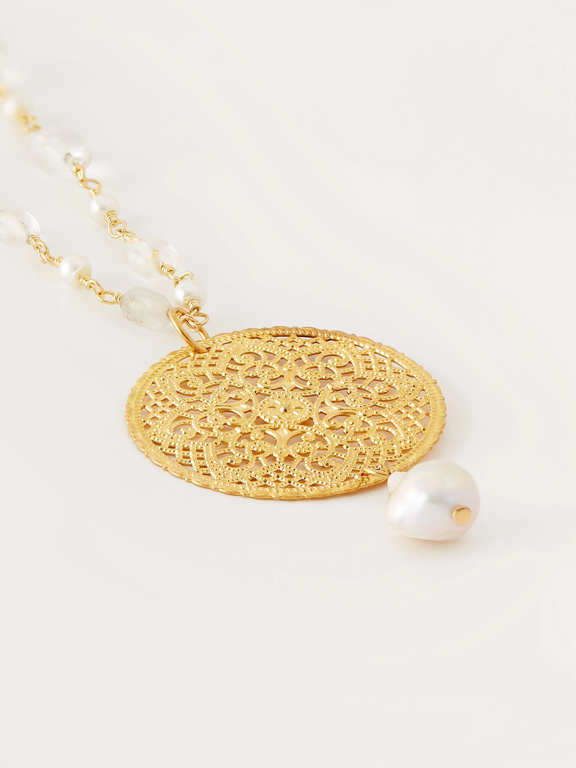 Pearl necklace with mountain crystal and rosette
