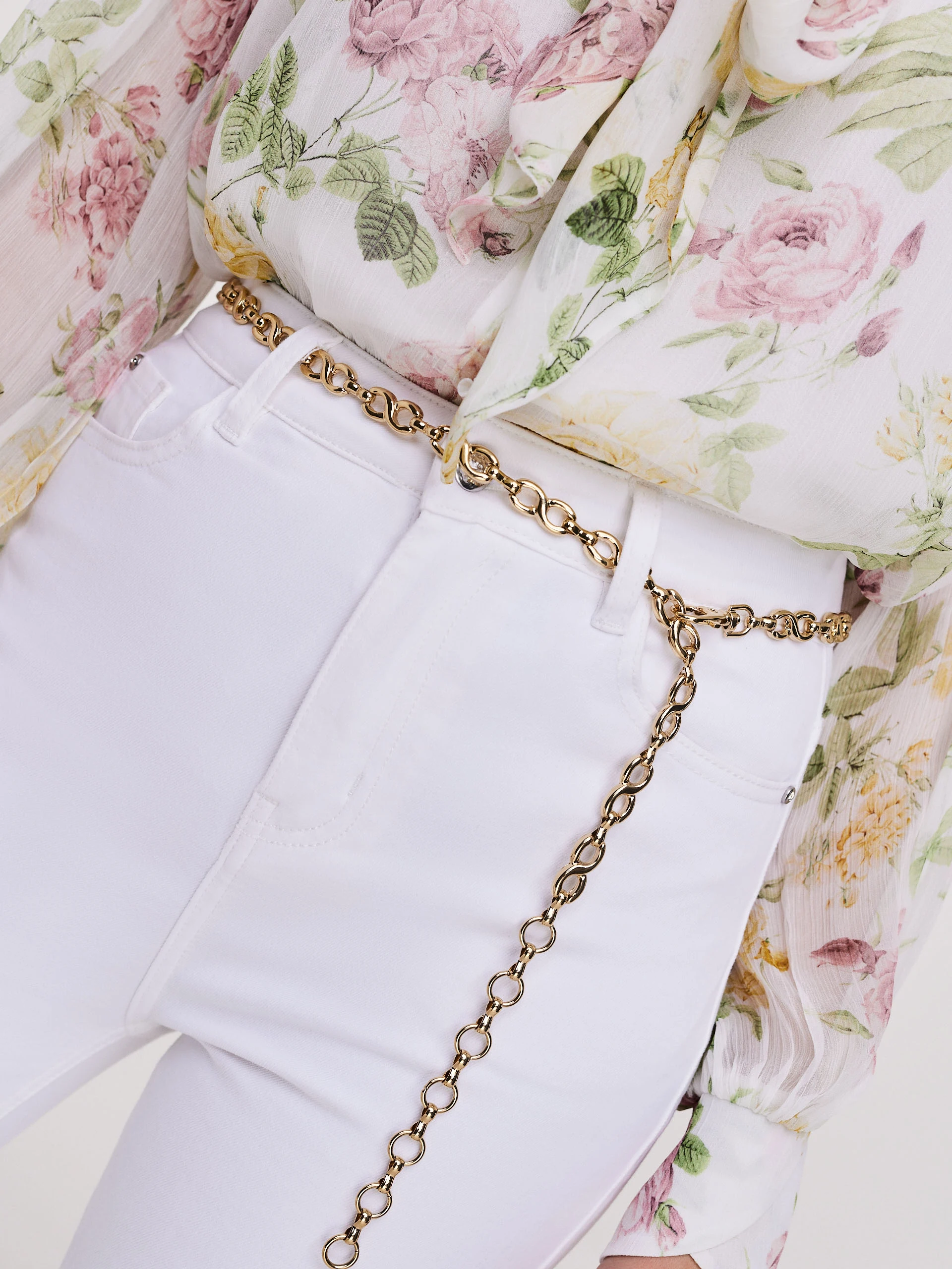 Metal chain strap in gold color