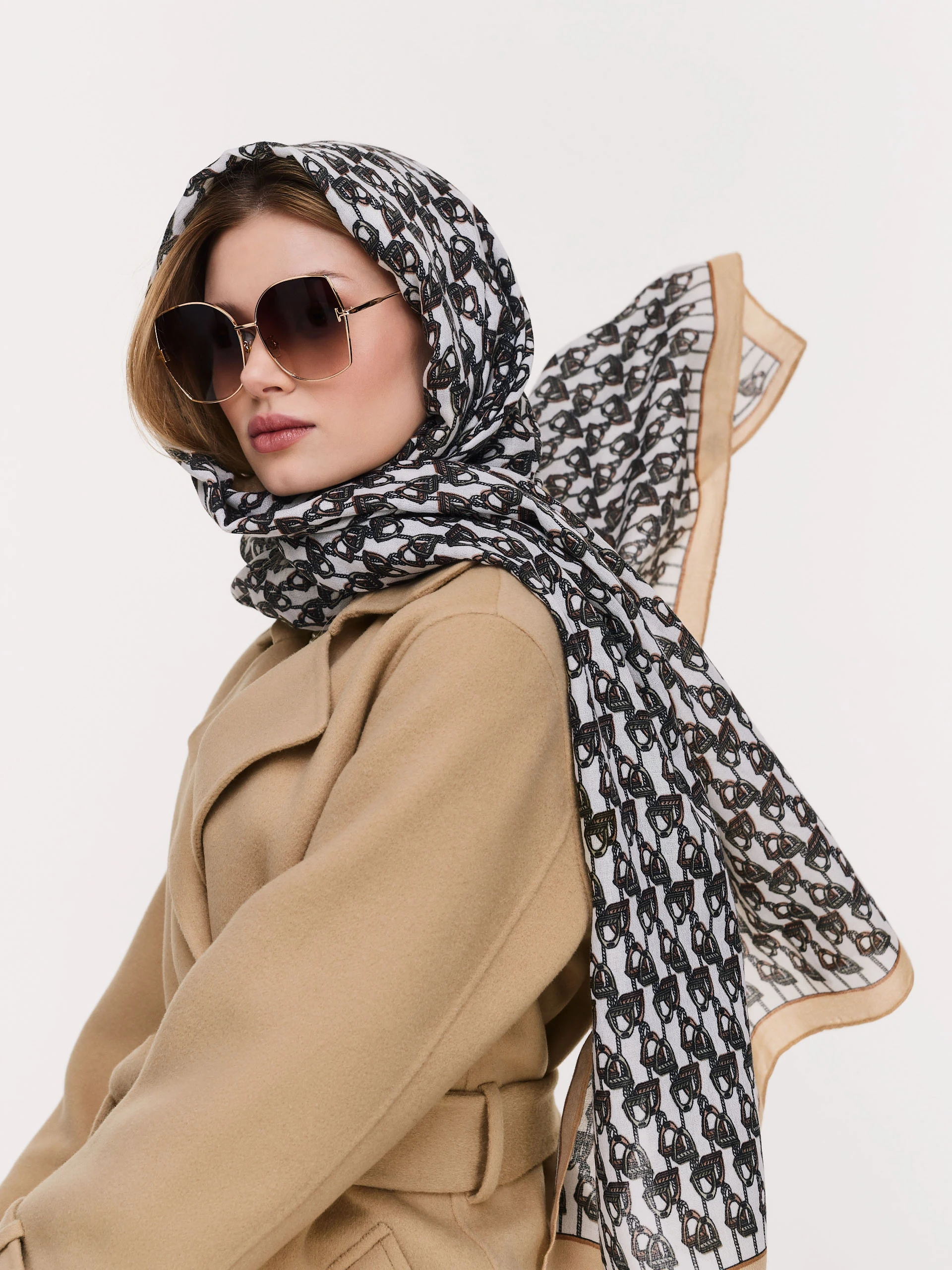 Rectangular shawl in a fine uniform pattern