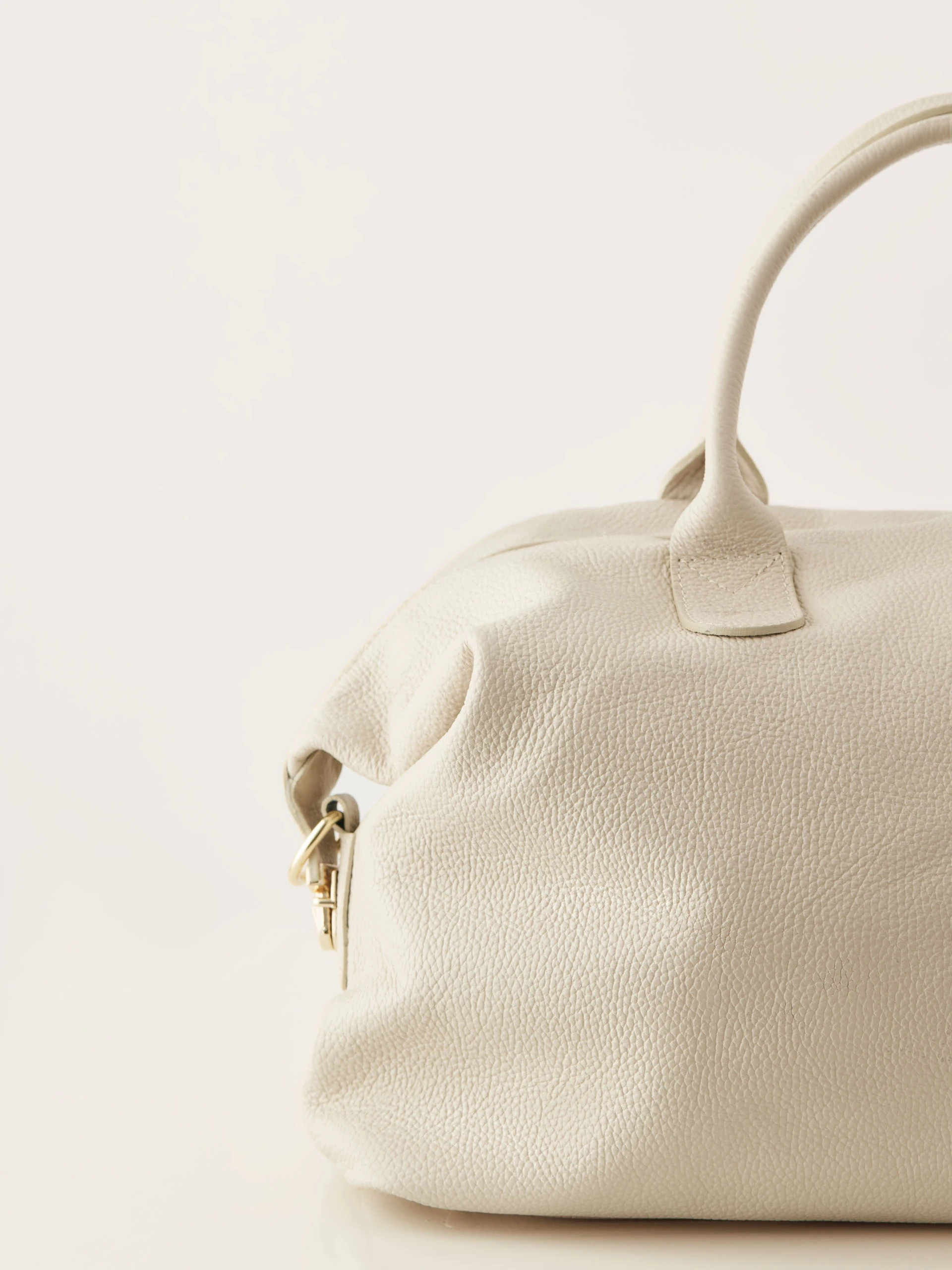 Beige natural leather travel bag