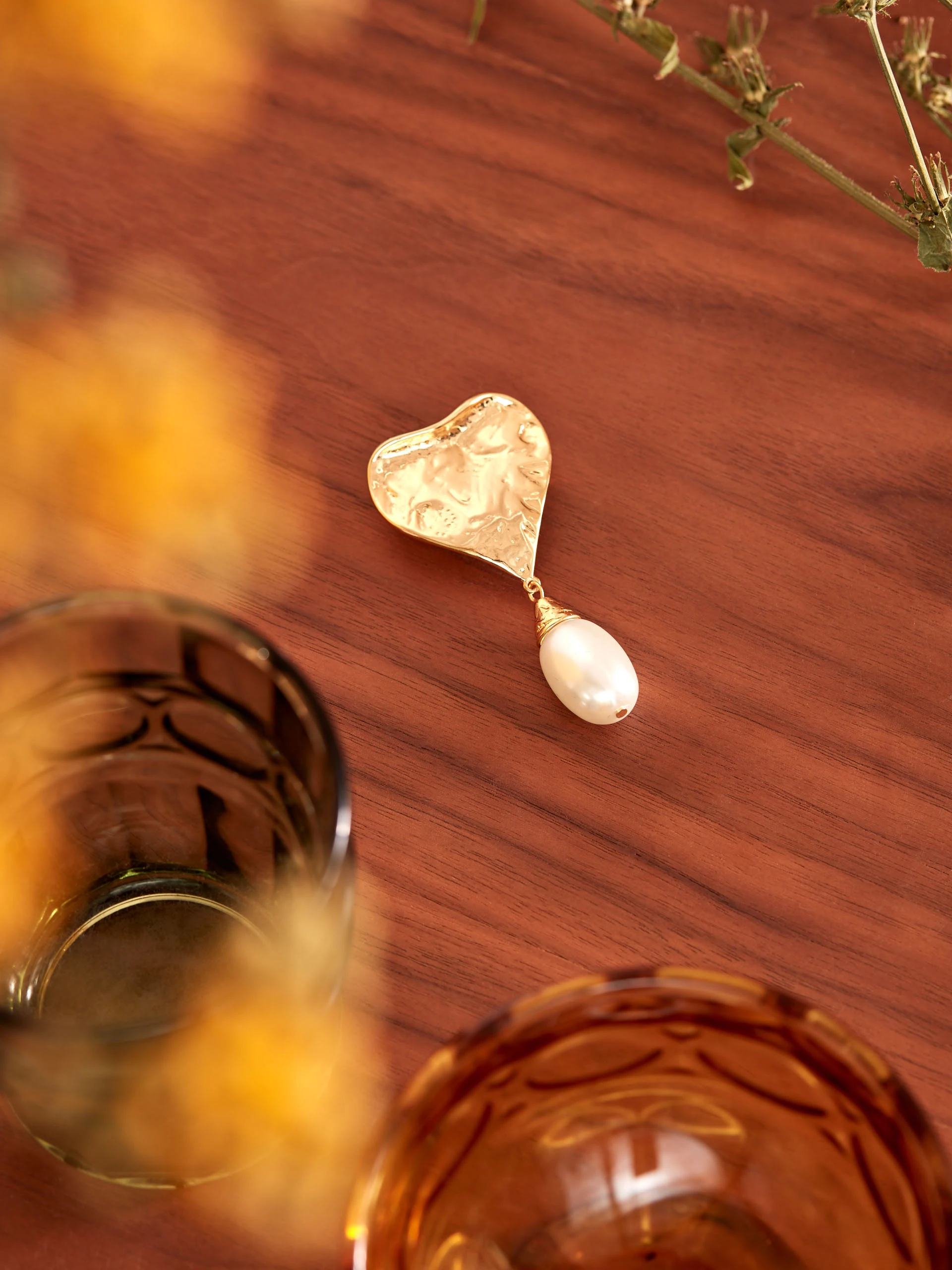 GOLD-PLATED HEART-SHAPED BROOCH