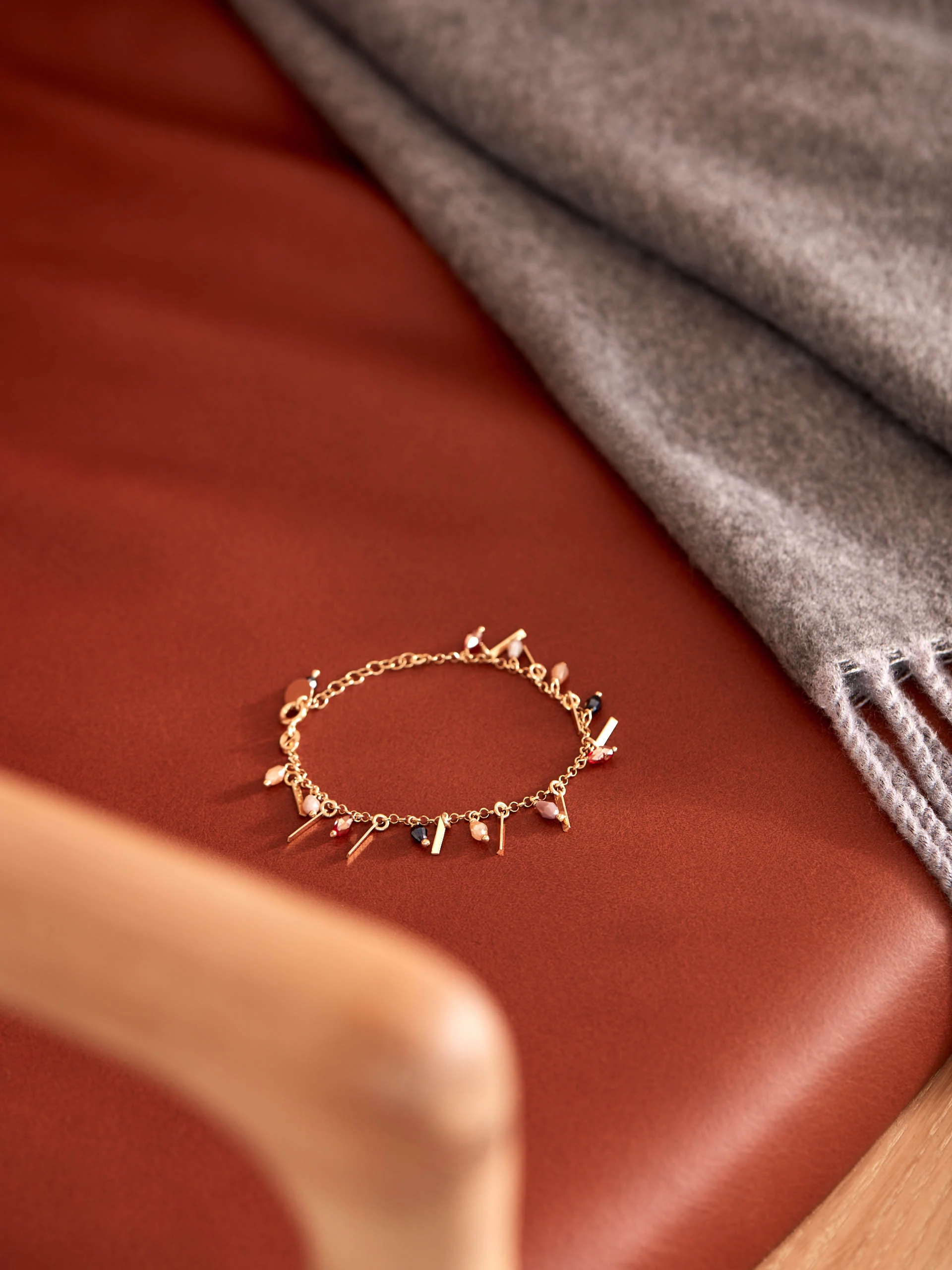 GOLD BRACELET WITH CRYSTALS