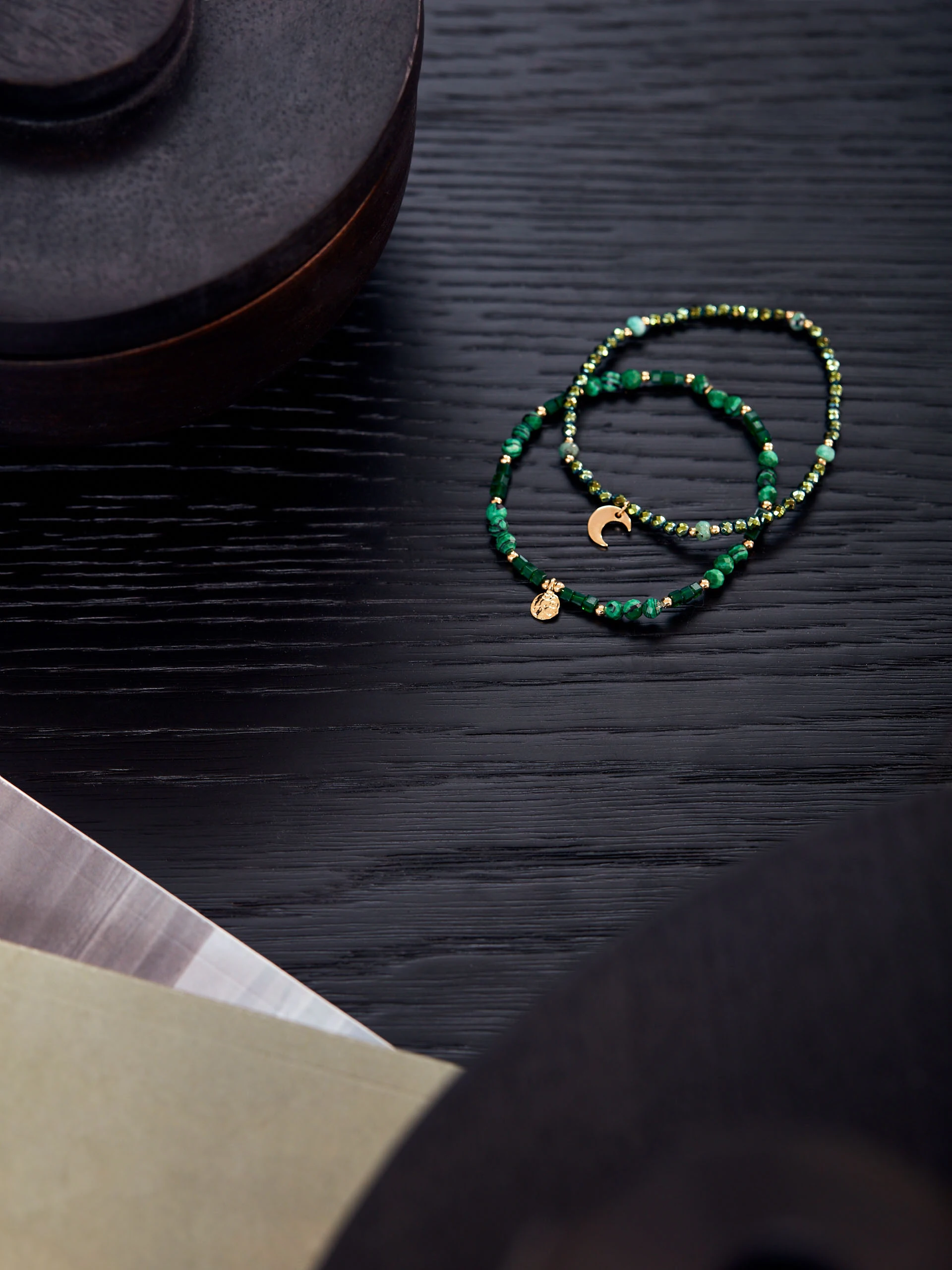 SET OF BRACELETS IN SHADES OF GREEN