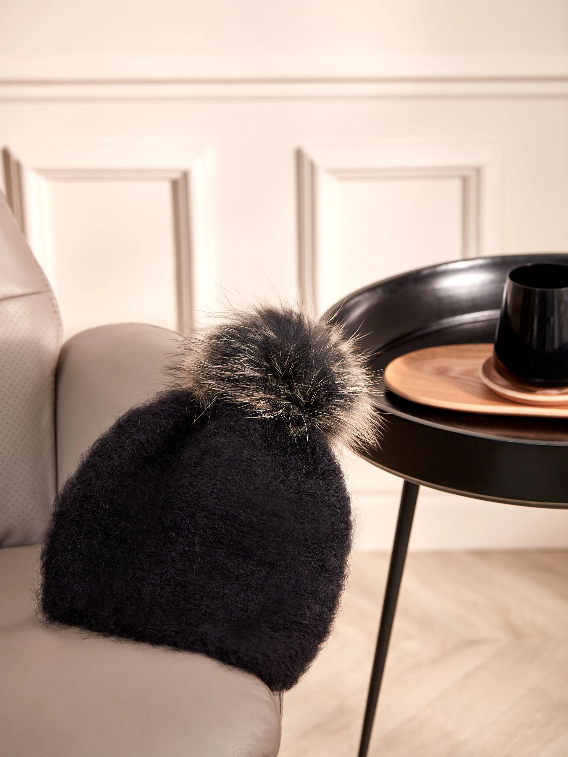 BLACK BEANIE WITH POMPON