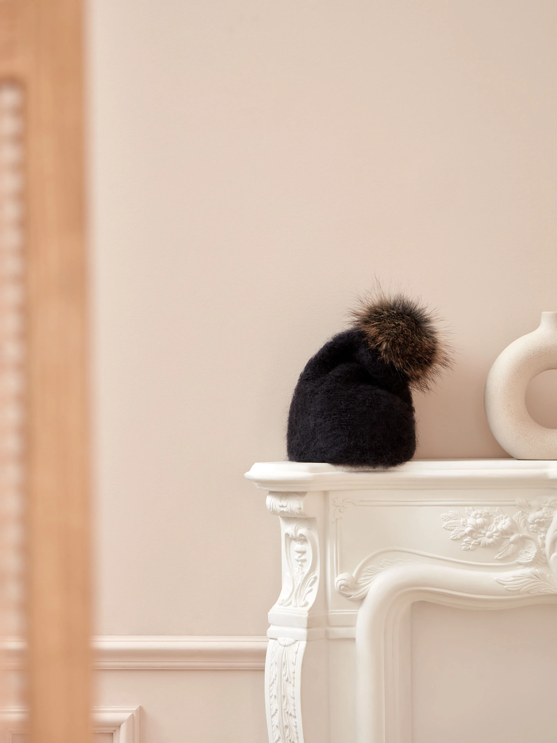 BLACK BEANIE WITH POMPON