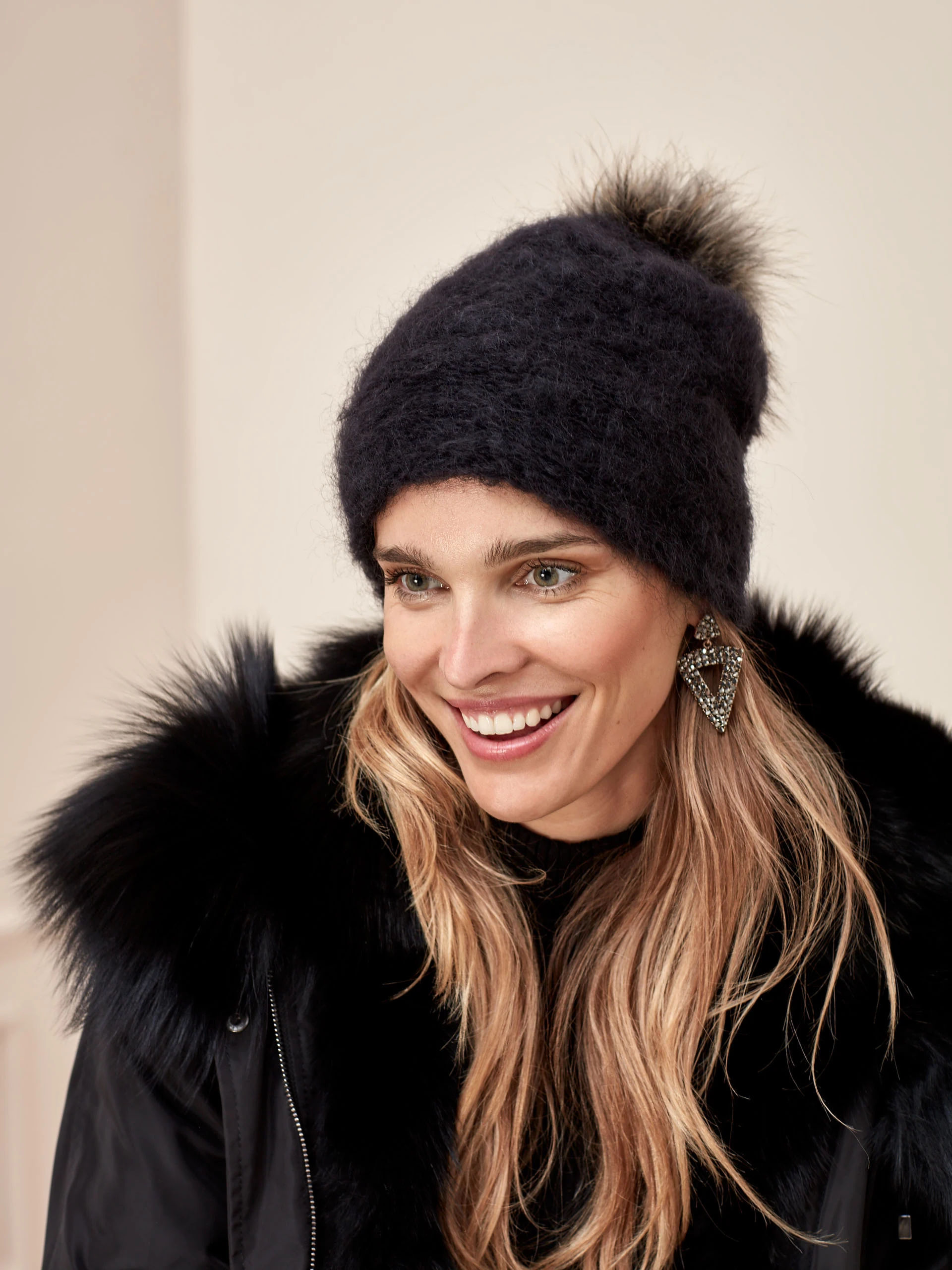 BLACK BEANIE WITH POMPON