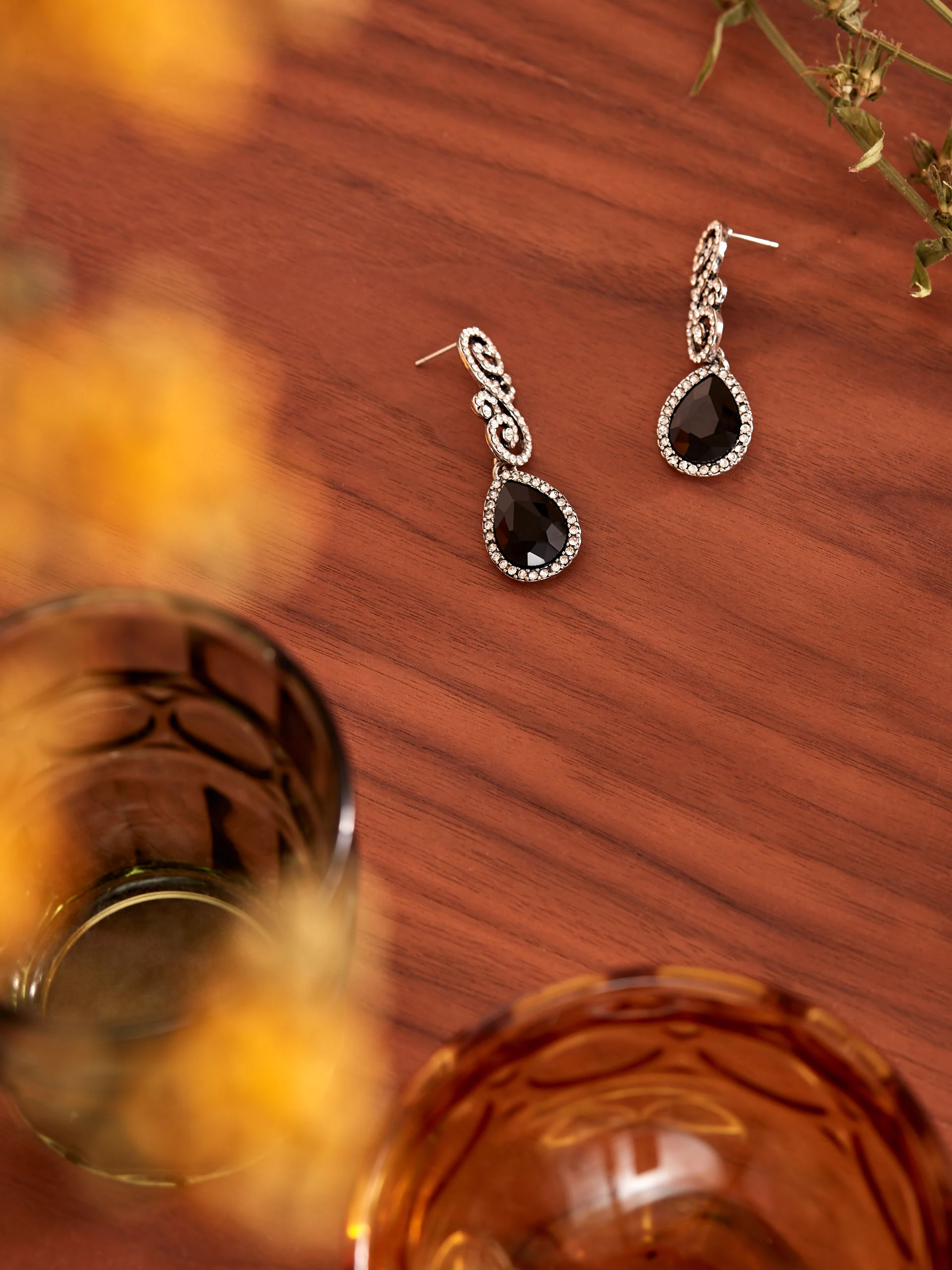 ELEGANT EARRINGS DECORATED WITH STONES