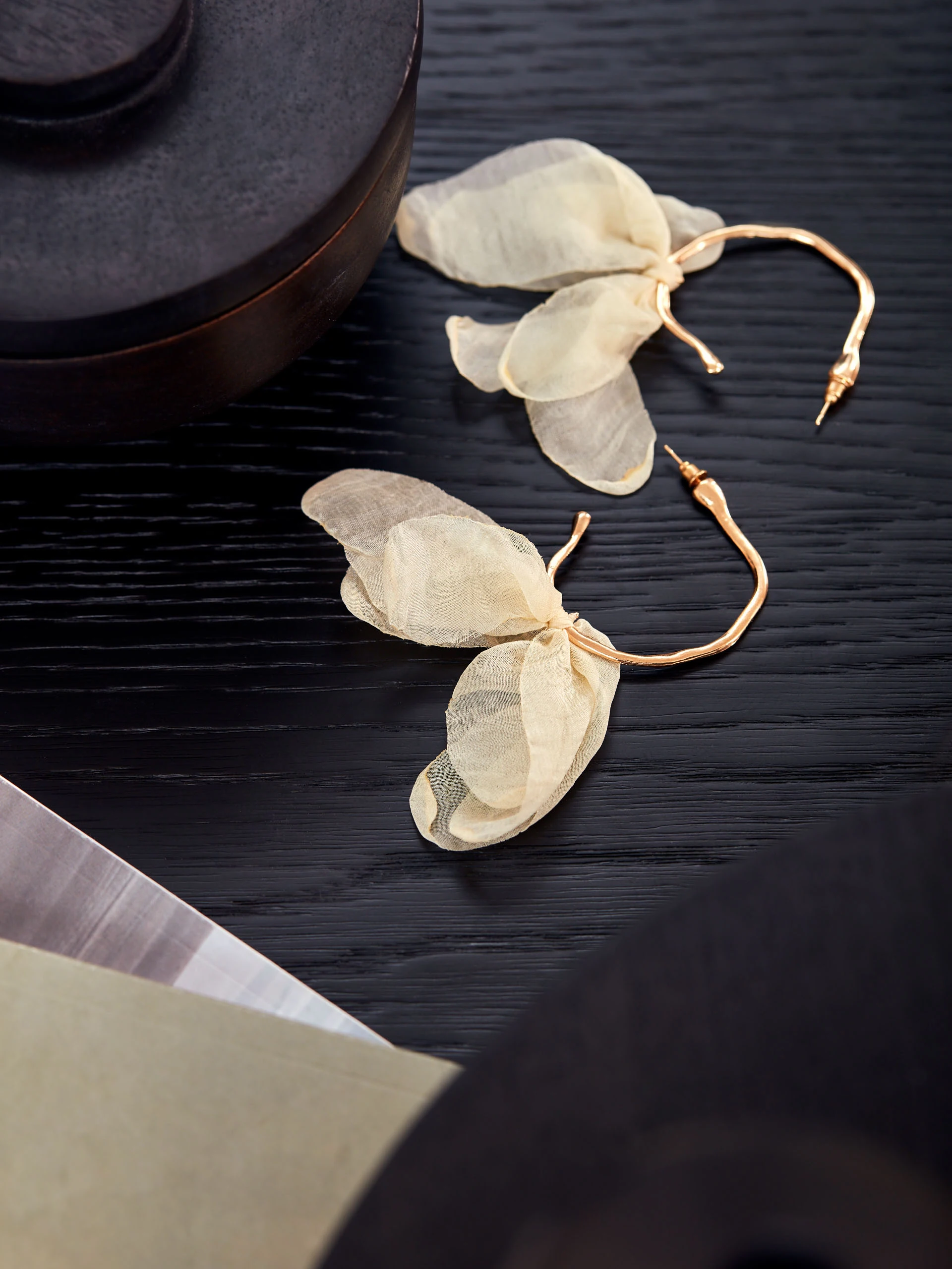CIRCLE EARRINGS WITH FLOWERS