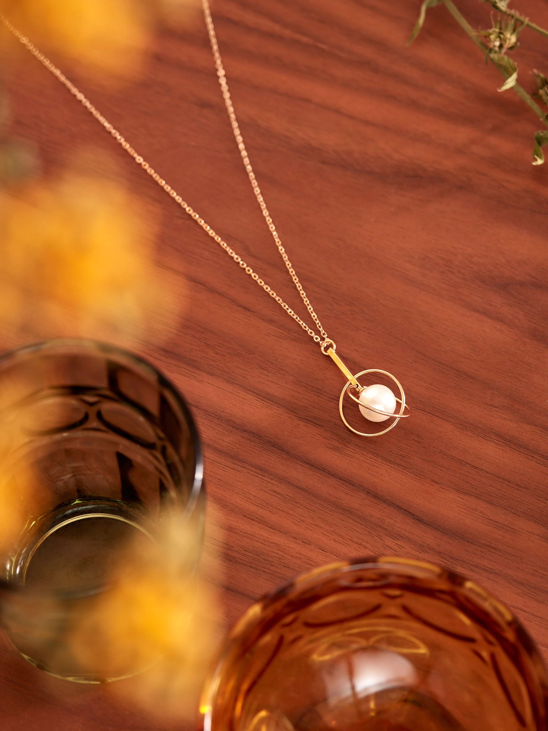 NECKLACE WITH DECORATIVE PEARL