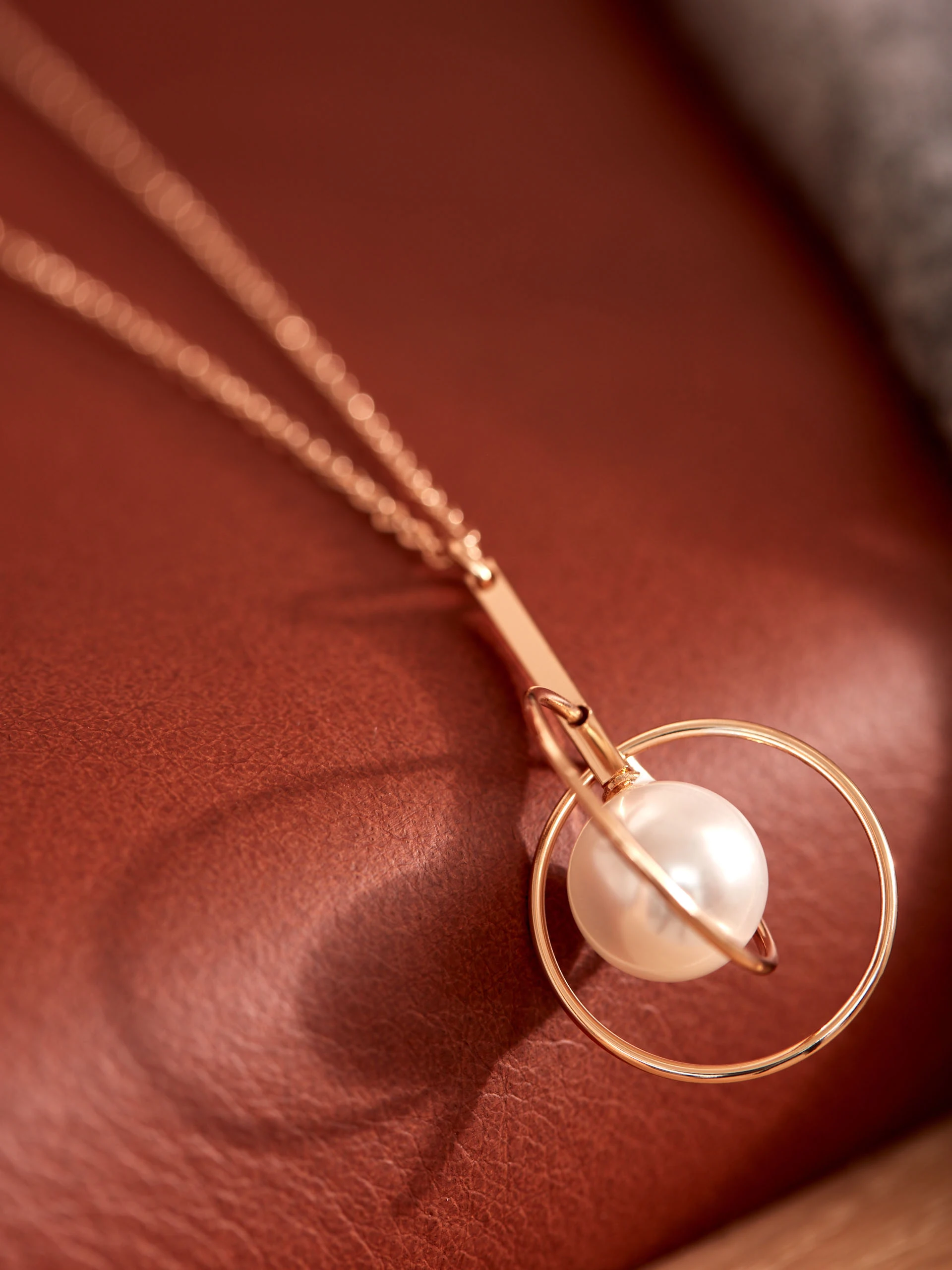 NECKLACE WITH DECORATIVE PEARL