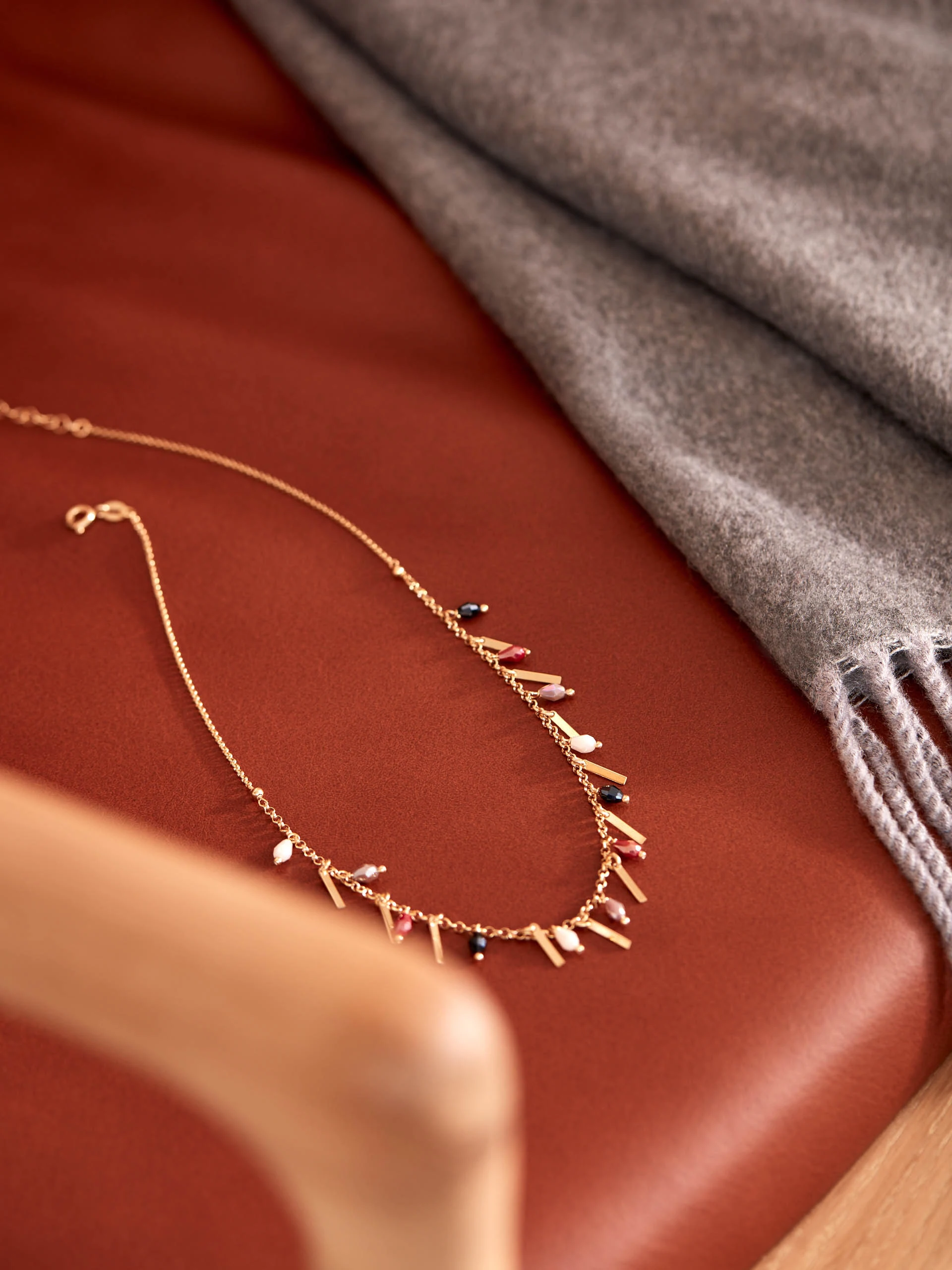 GOLD PLATED NECKLACE WITH CRYSTALS