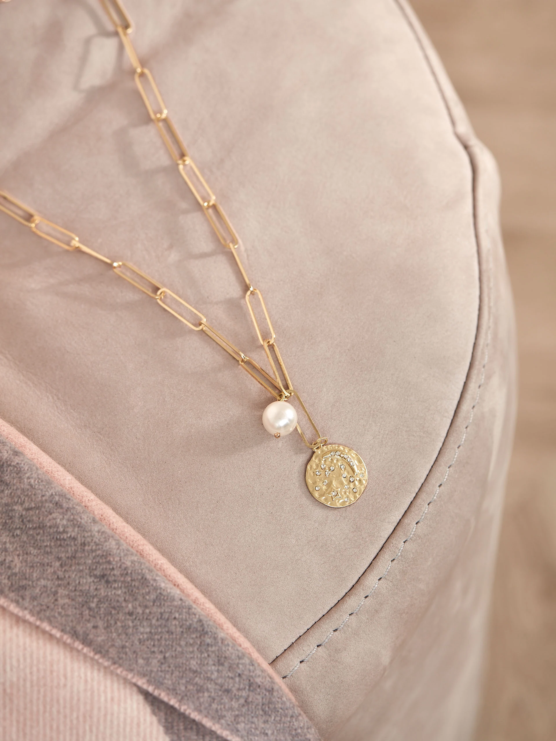 NECKLACE WITH PEARL AND TINSEL
