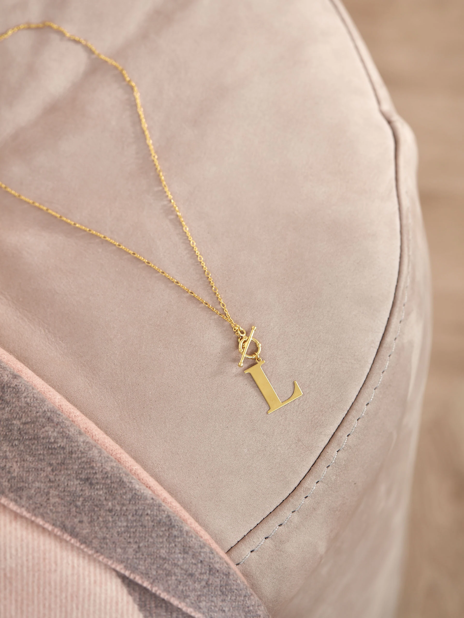 DELICATE CHAIN WITH LETTER L
