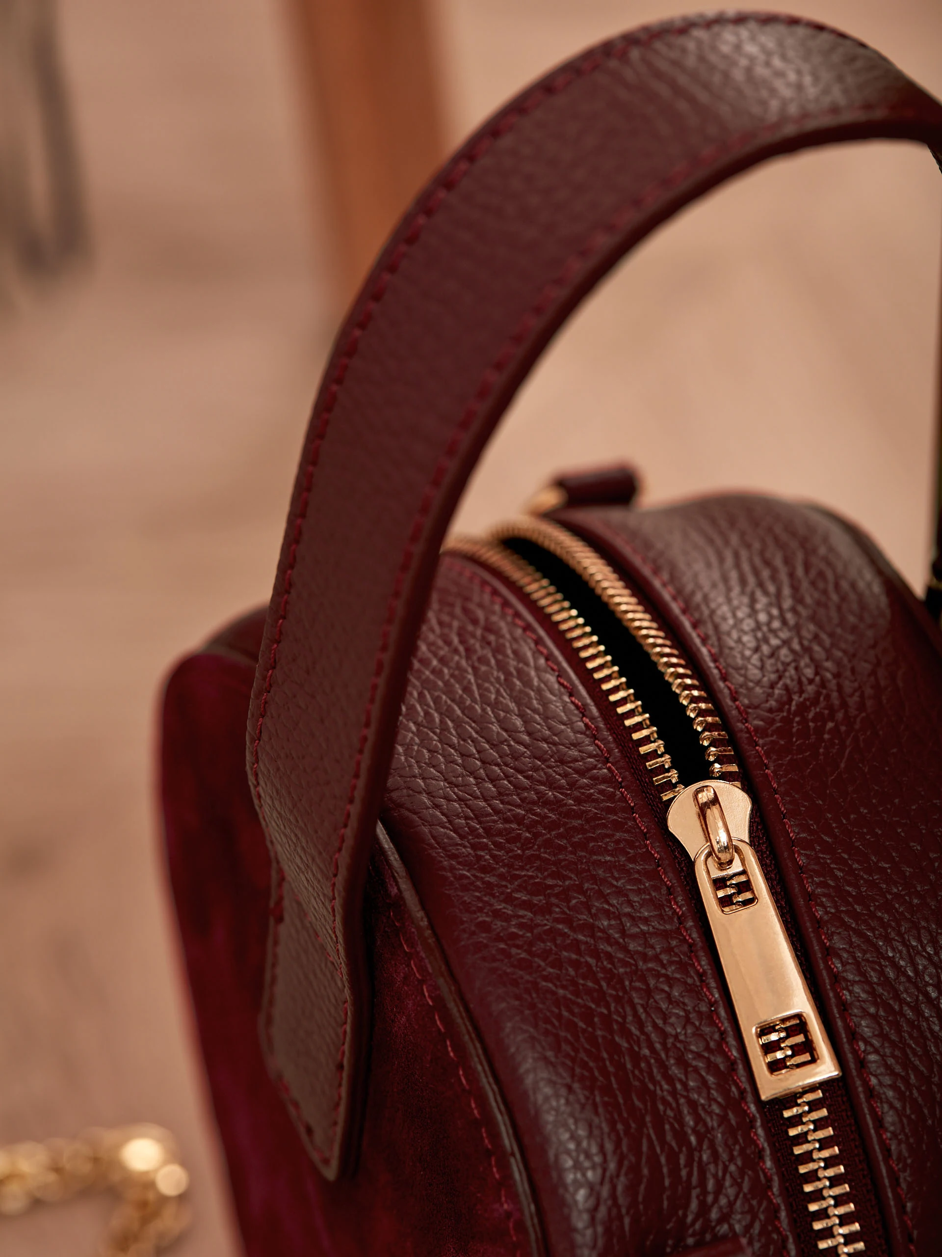 HANDBAG IN GRAIN LEATHER AND SUEDE