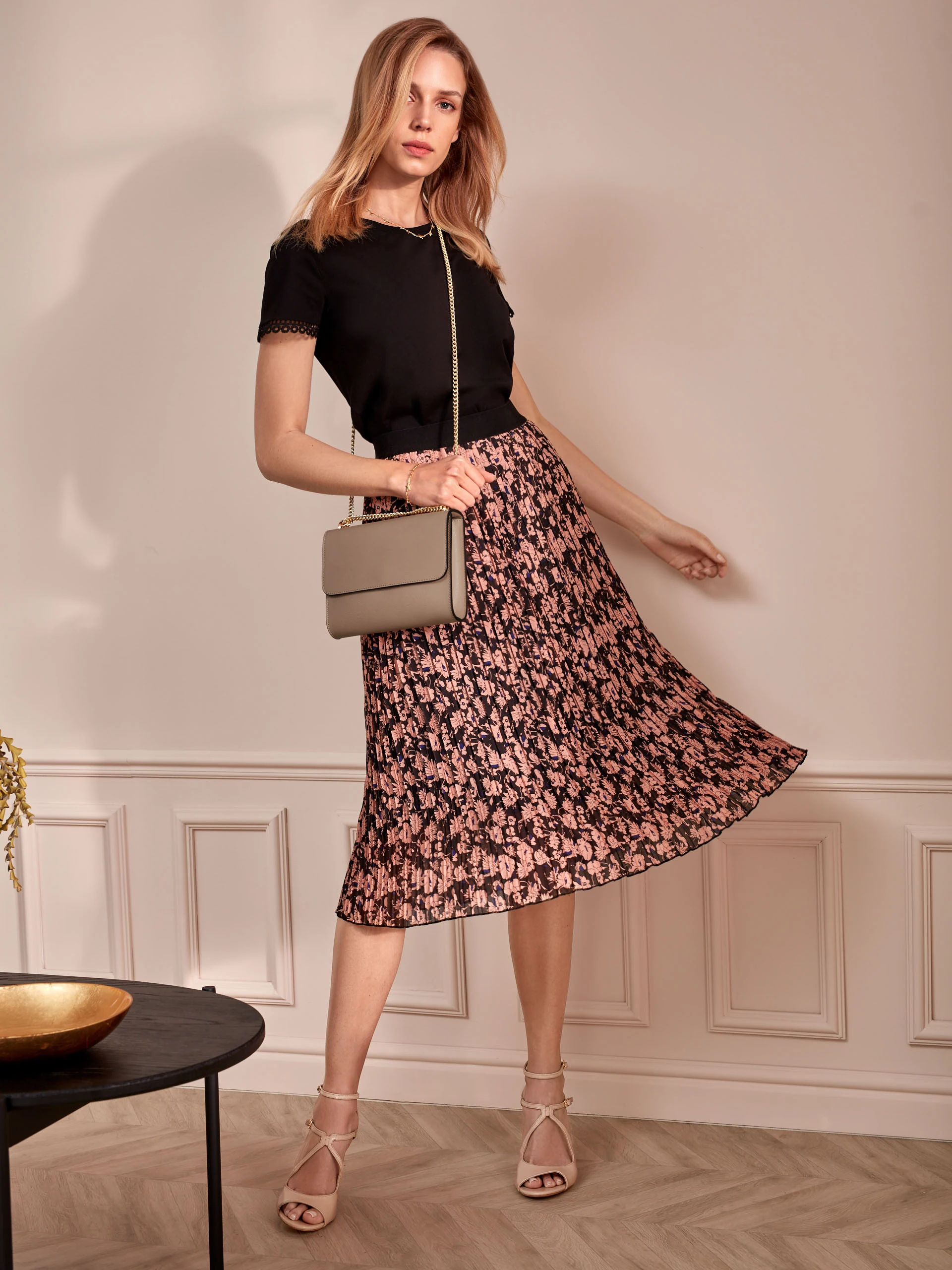 PURSE ON A CHAIN