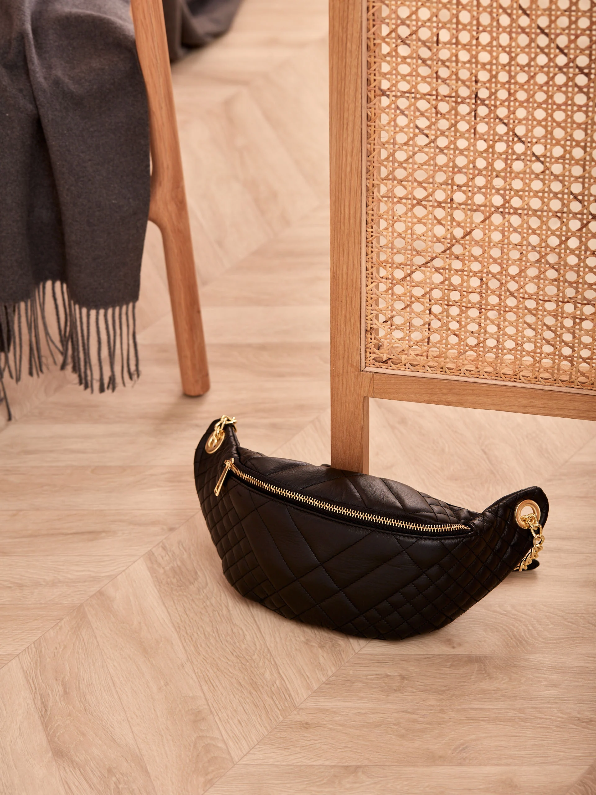 LEATHER KIDNEY-TYPE BAG