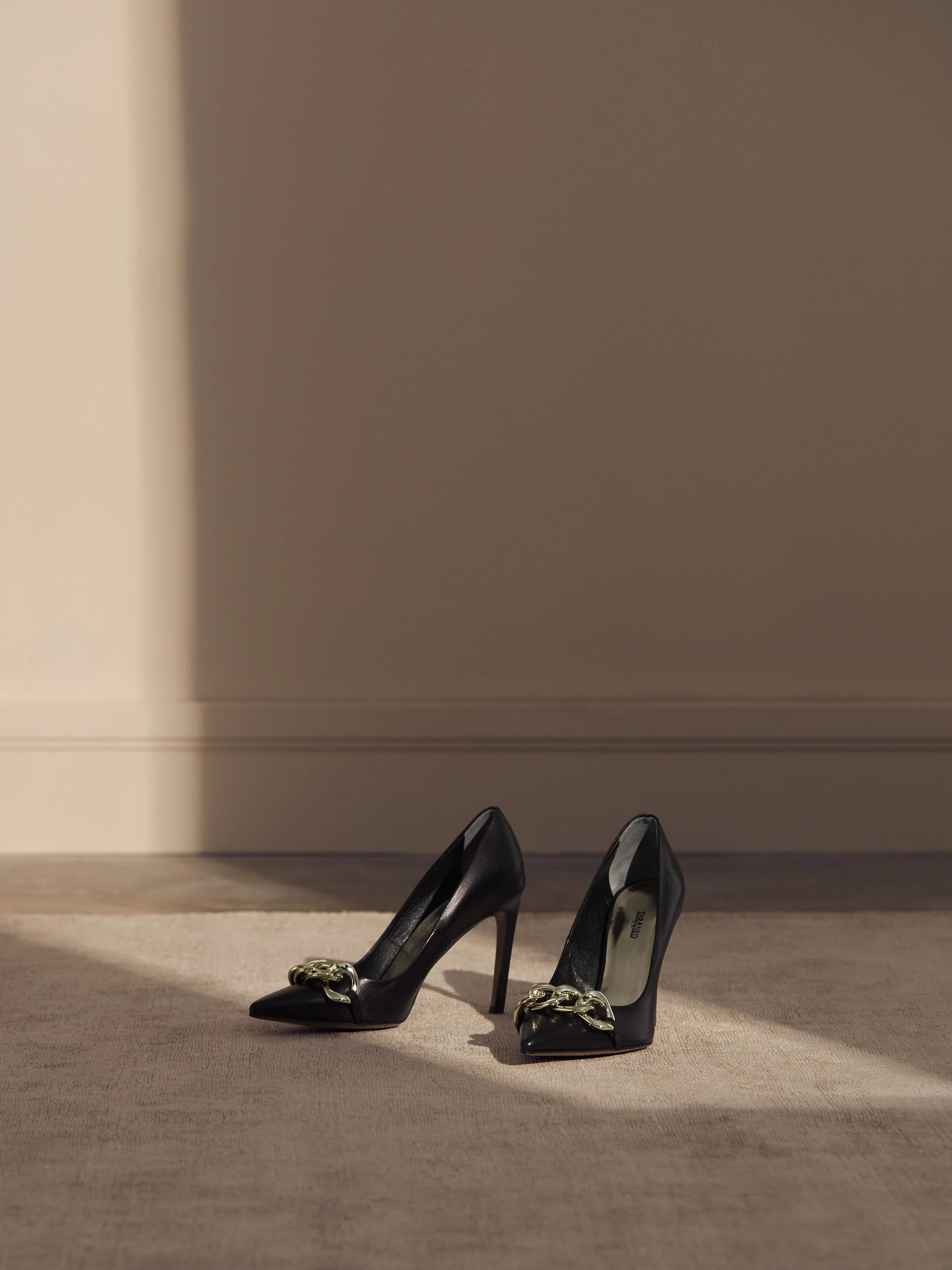 BLACK STILETTO PUMPS