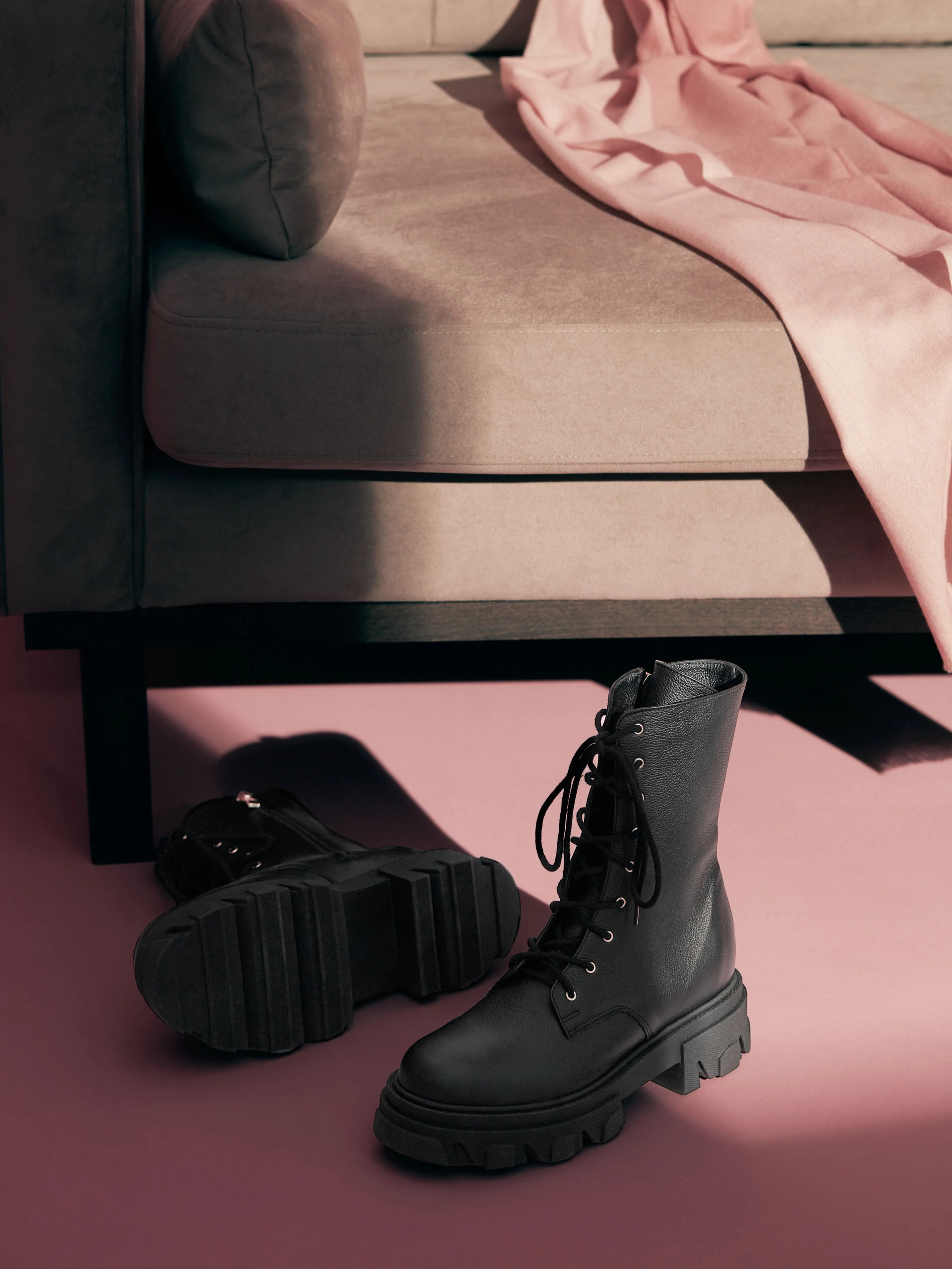 BLACK LEATHER TRAPPERS WITH THICK SOLE