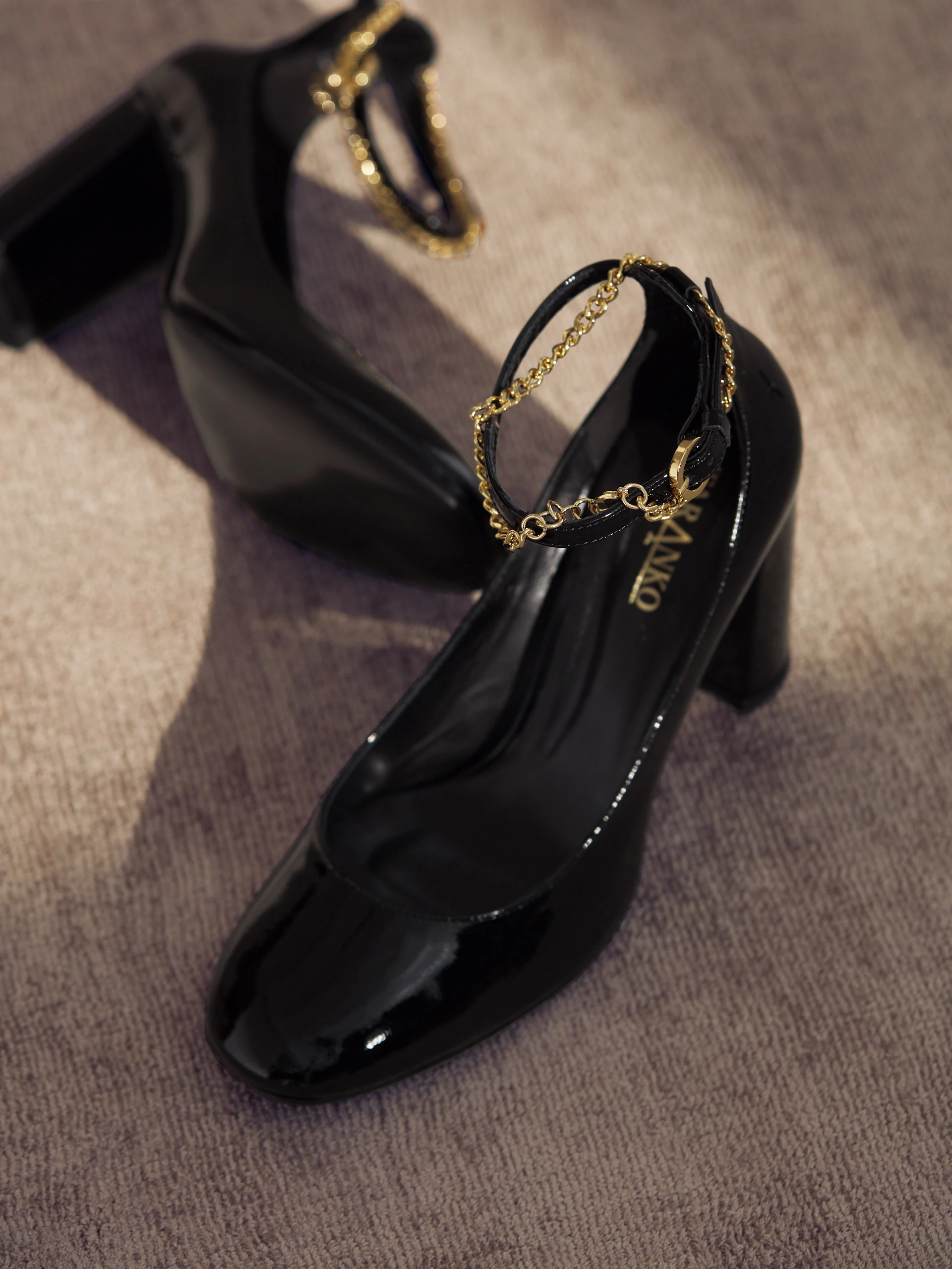BLACK LACQUERED PUMPS
