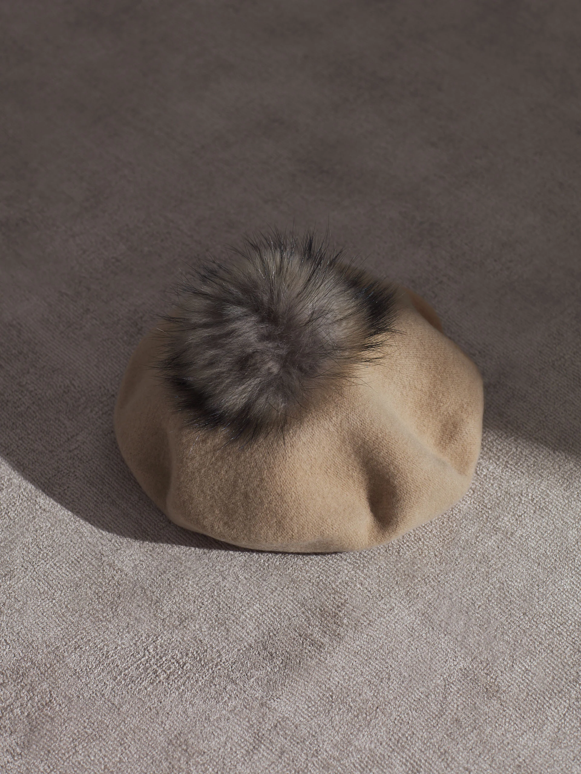 BEŻOWY BERET Z POMPONEM