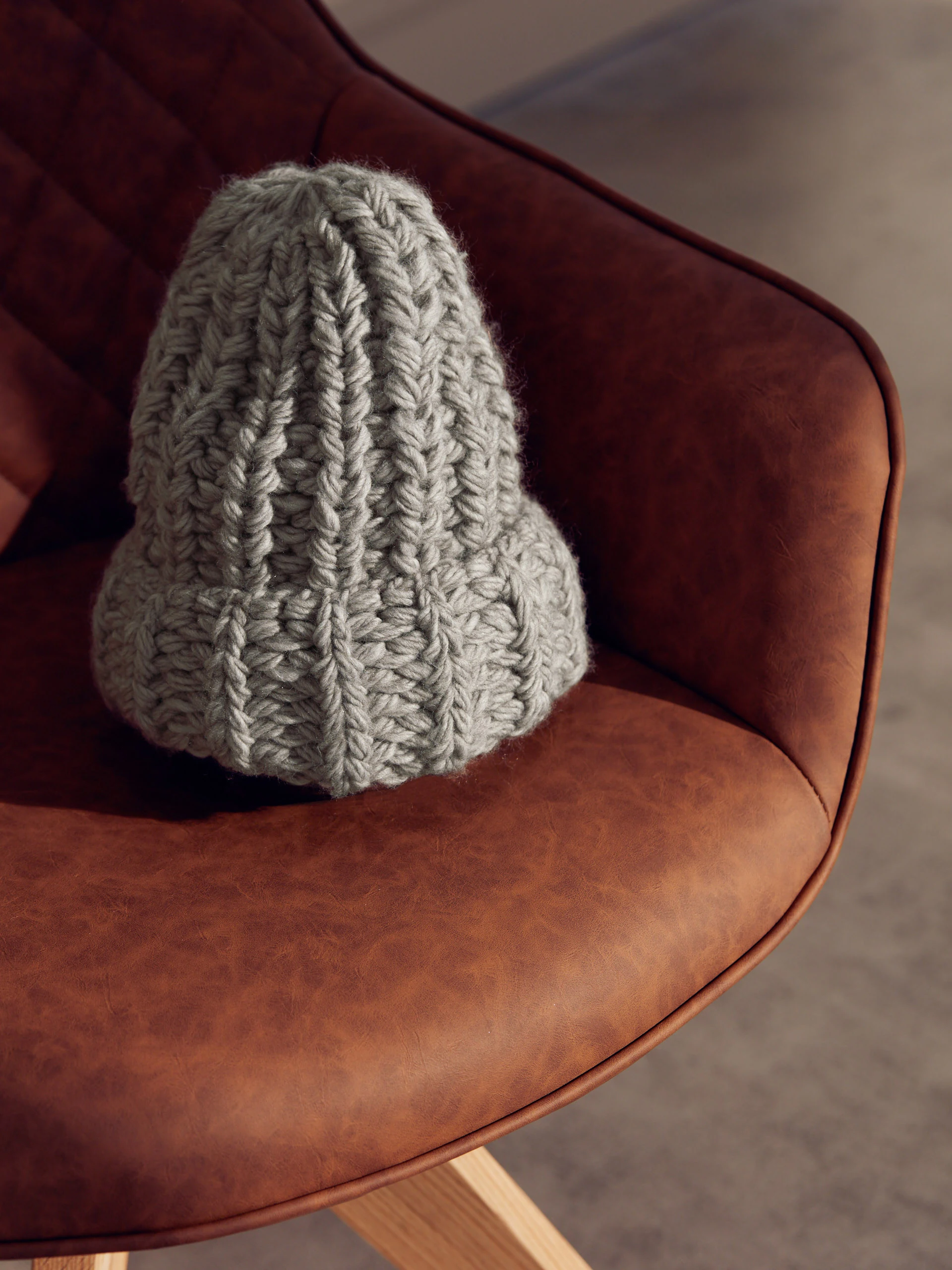 GRAY CAP WITH WOOL