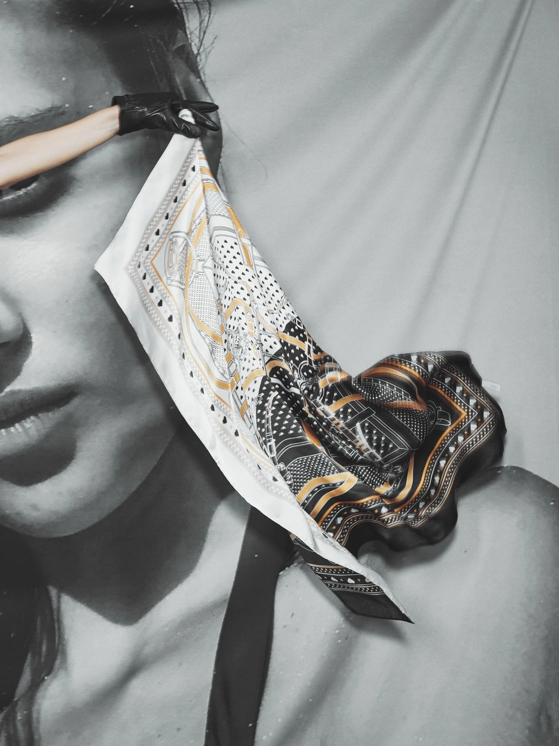 PATTERNED SILK CHOKER
