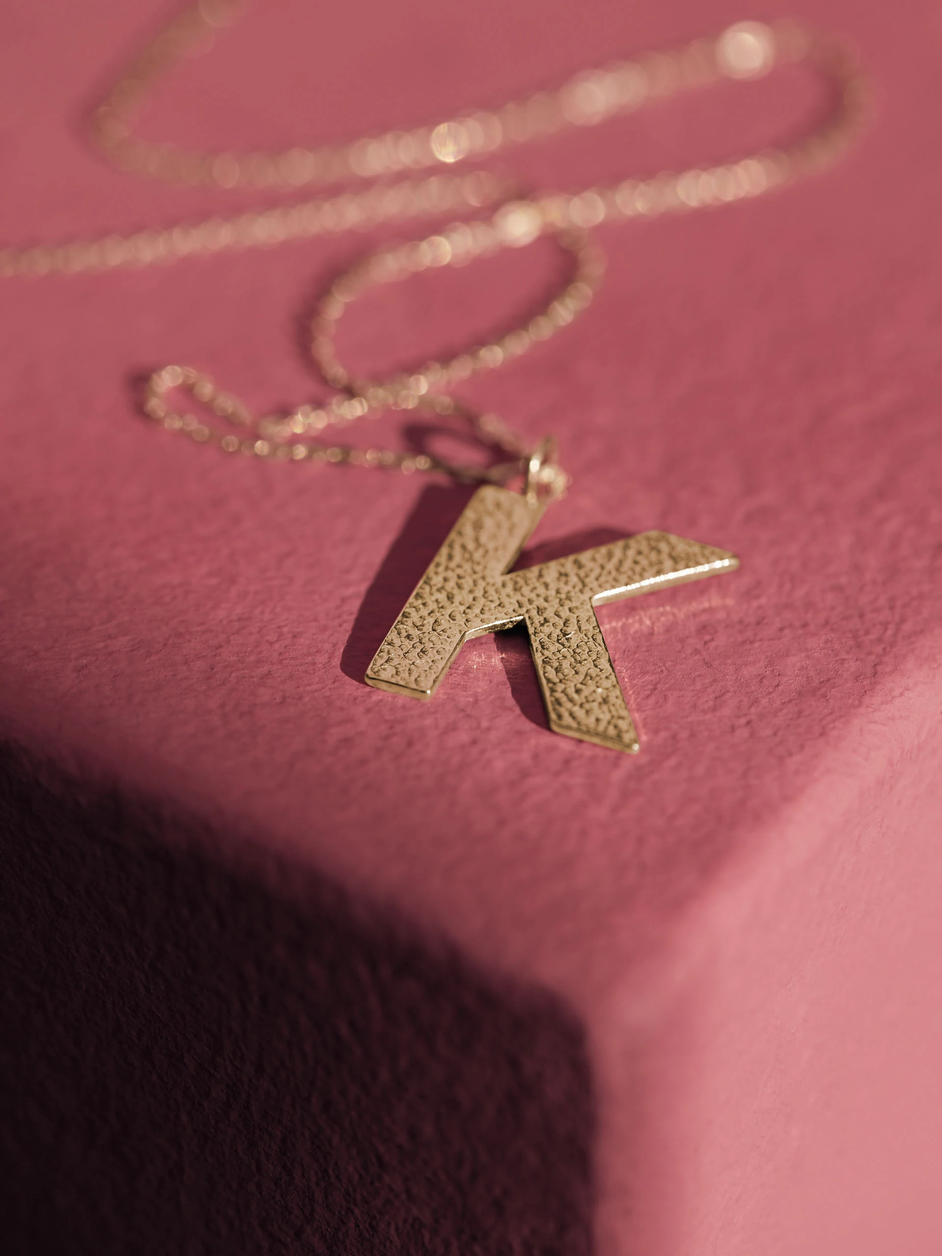 DELICATE CHAIN WITH THE LETTER