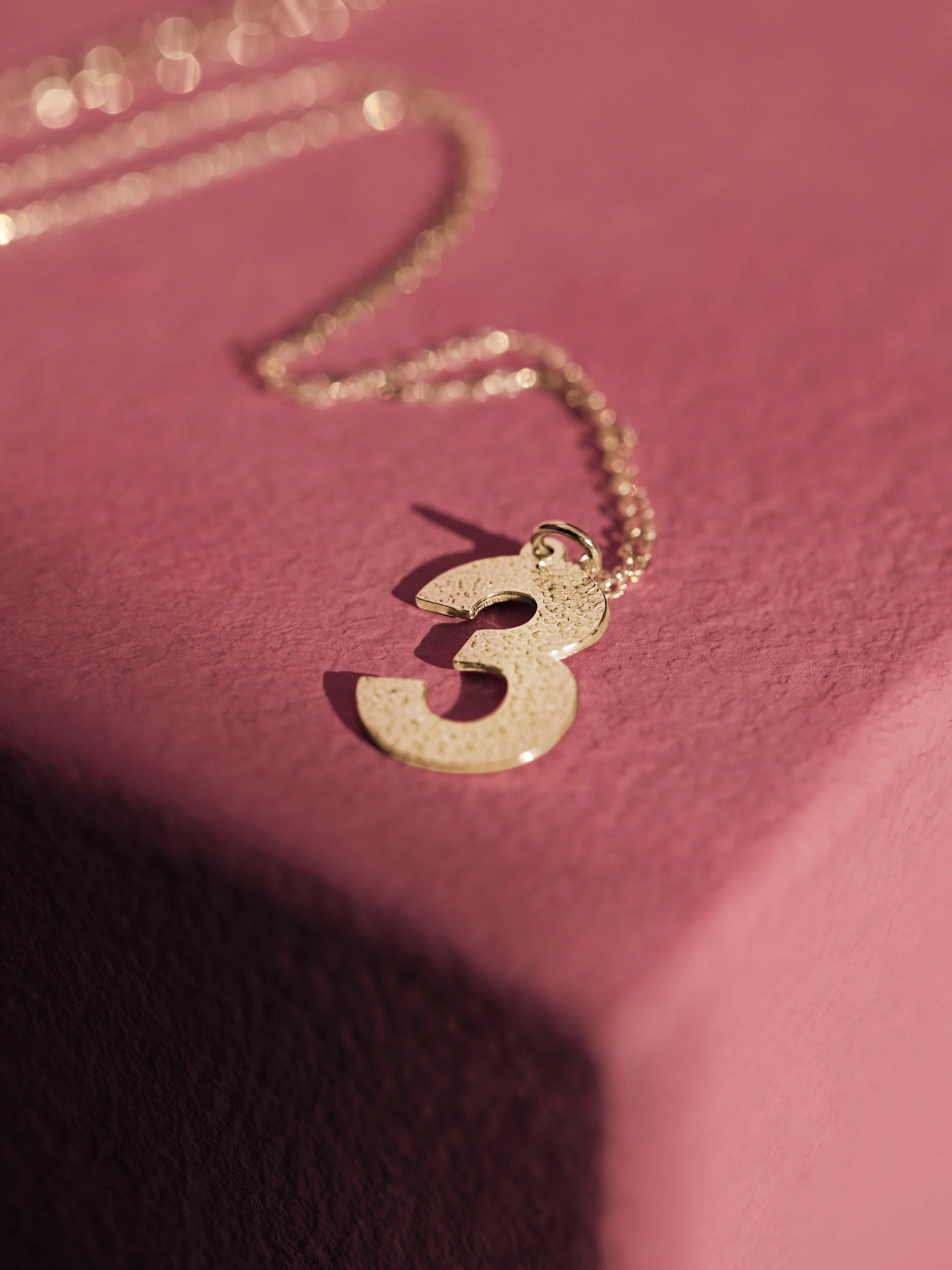 DELICATE CHAIN WITH THE NUMBER