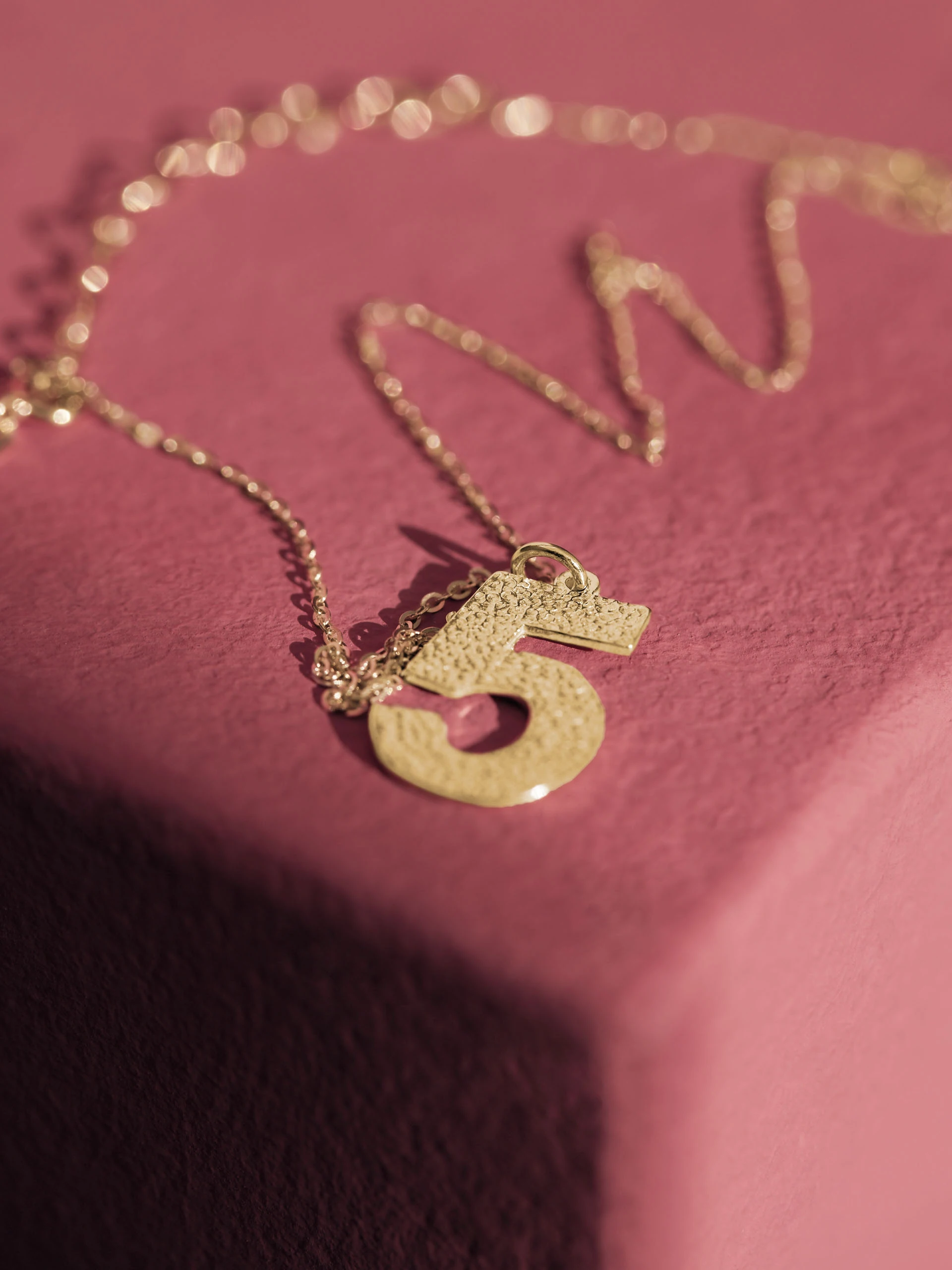 DELICATE CHAIN WITH THE NUMBER