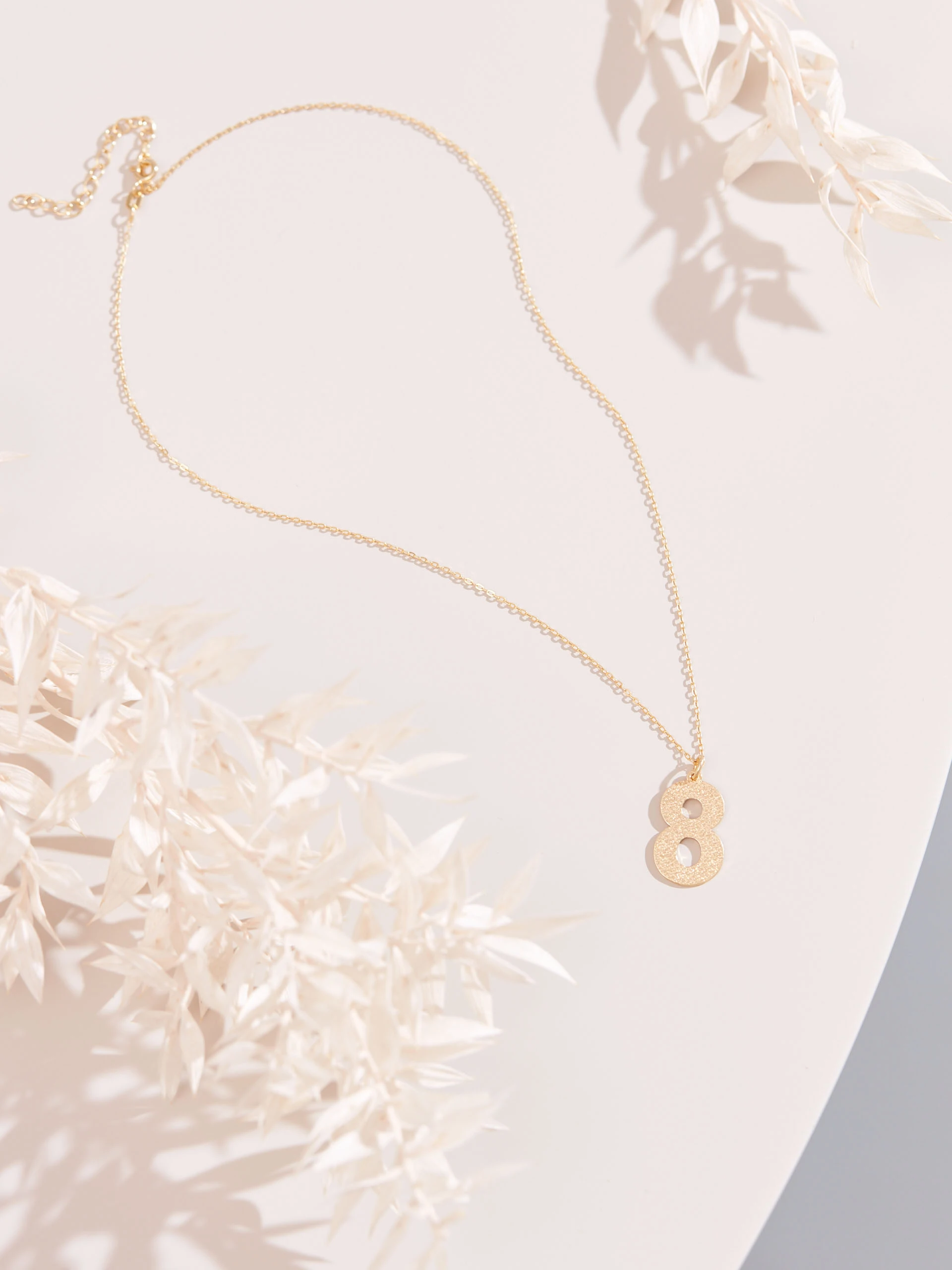 DELICATE CHAIN WITH THE NUMBER