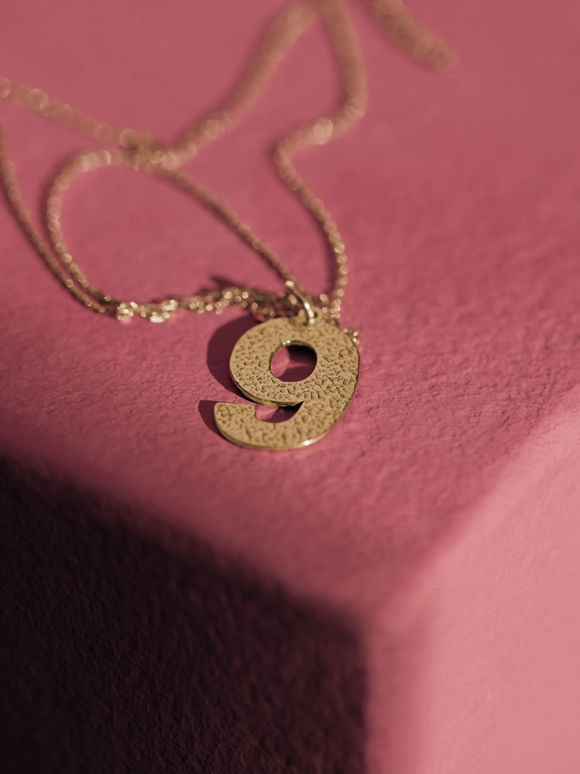 DELICATE CHAIN WITH THE NUMBER