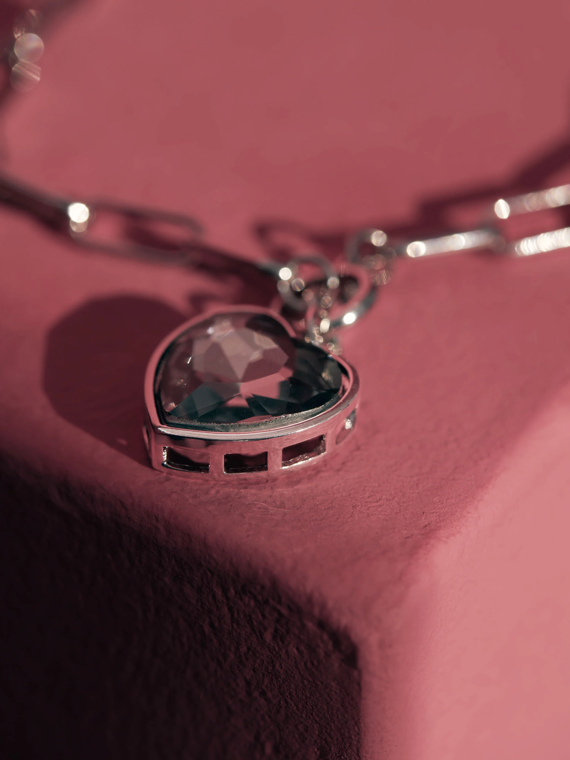 CHAIN NECKLACE WITH HEART PENDANT