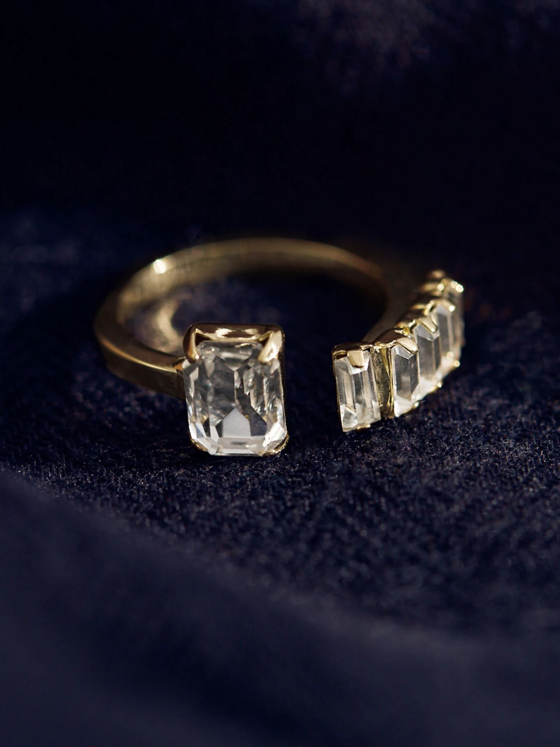 RING WITH RECTANGULAR ZIRCONS