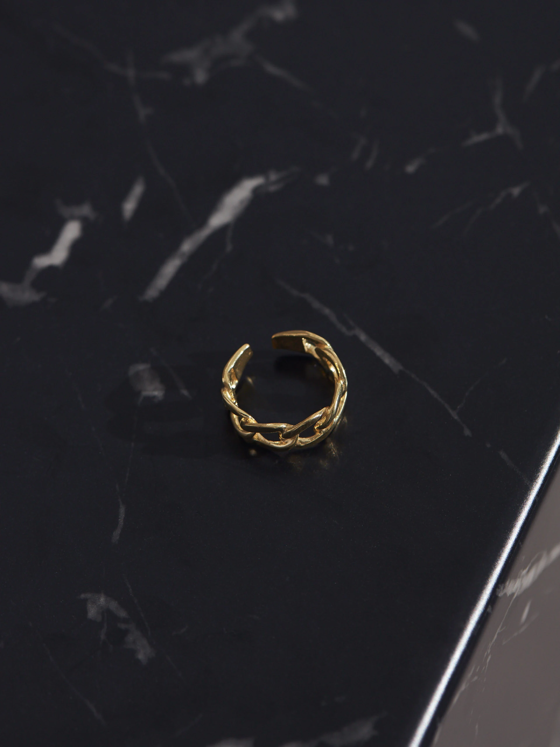 RING WITH CHAIN MOTIF