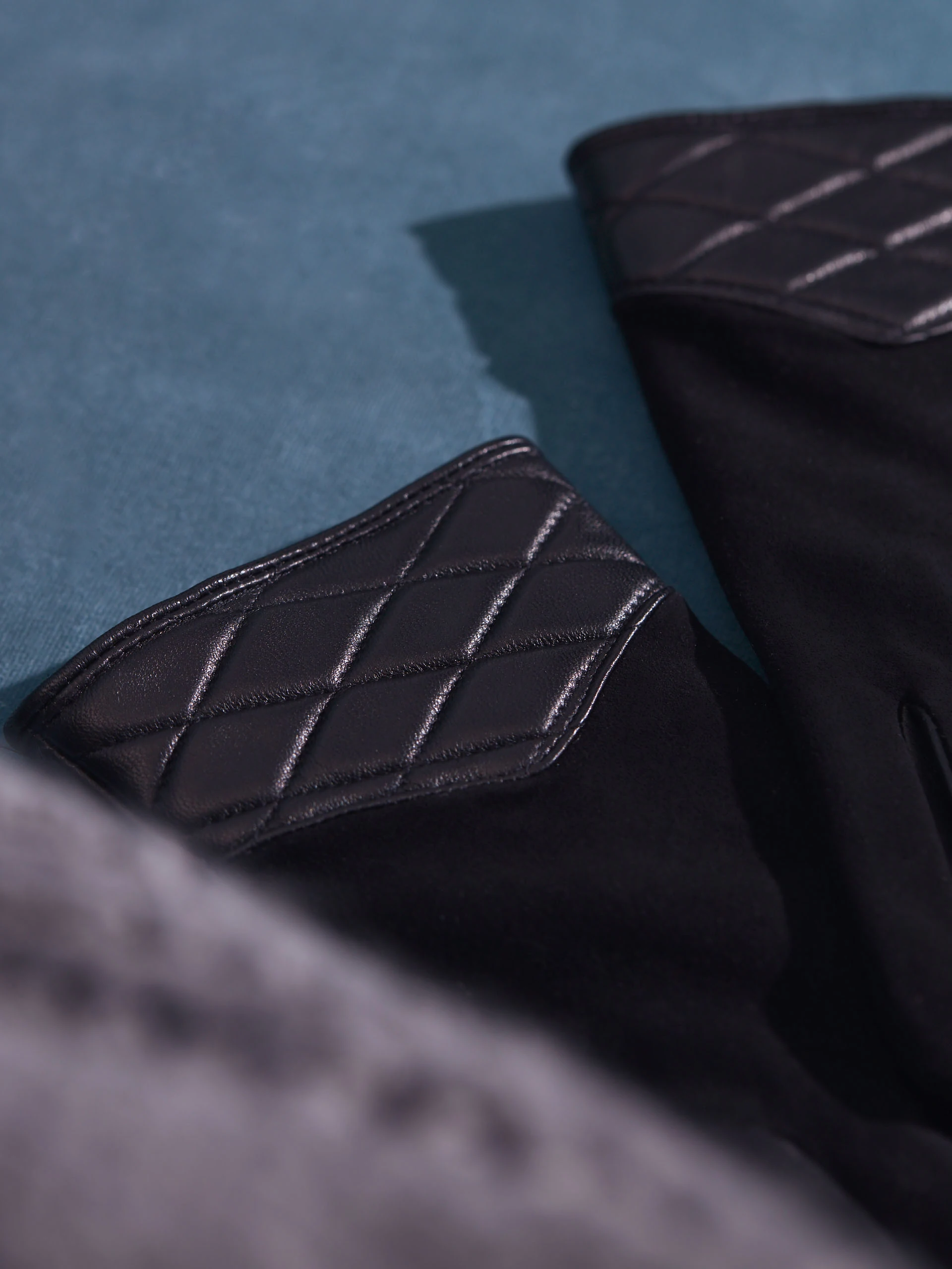 SUEDE AND LEATHER GLOVES WITH QUILTING
