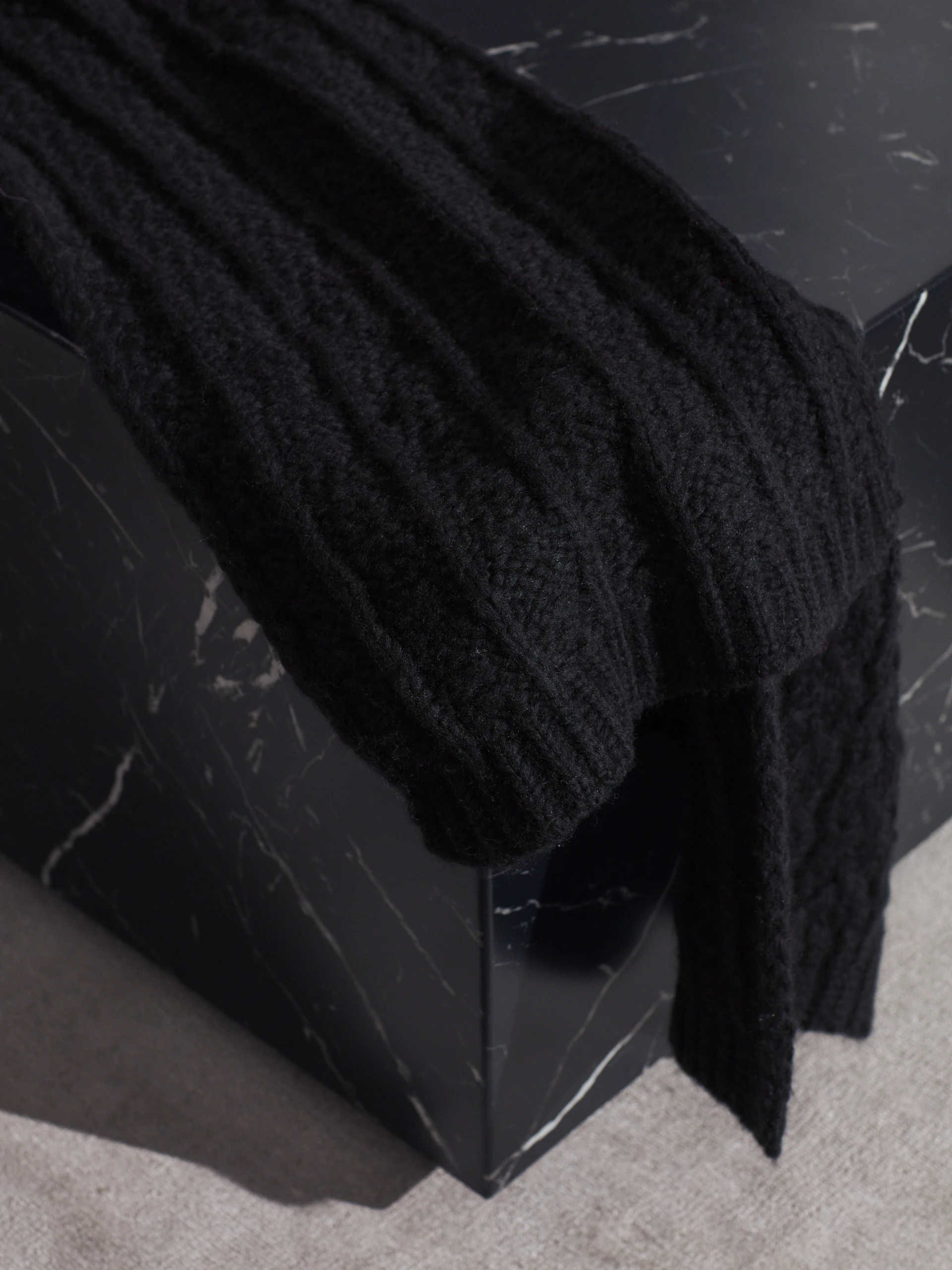 BLACK WOOL SCARF