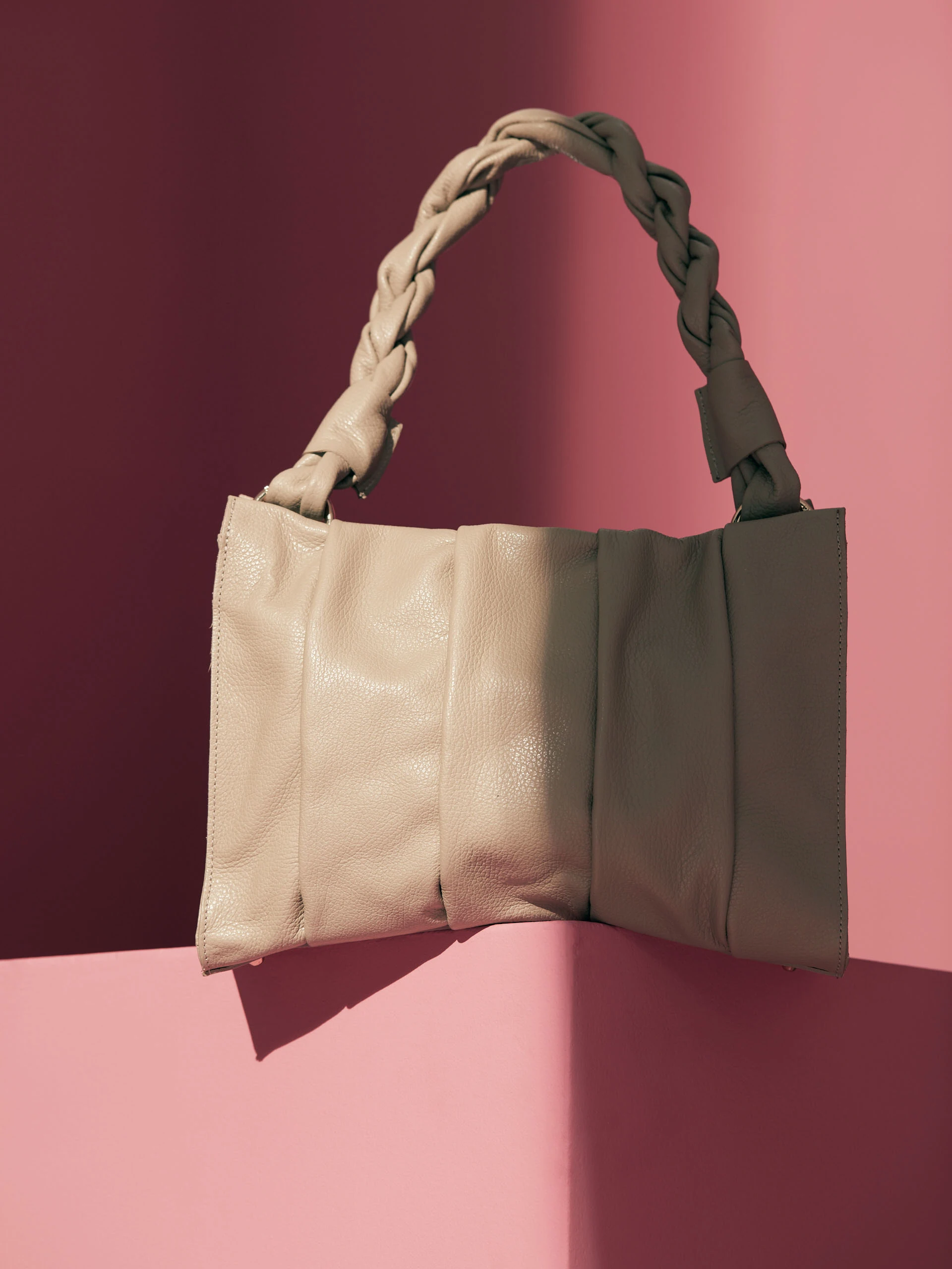 SKÓRZANA TOREBKA ŚREDNIEJ WIELKOŚCI