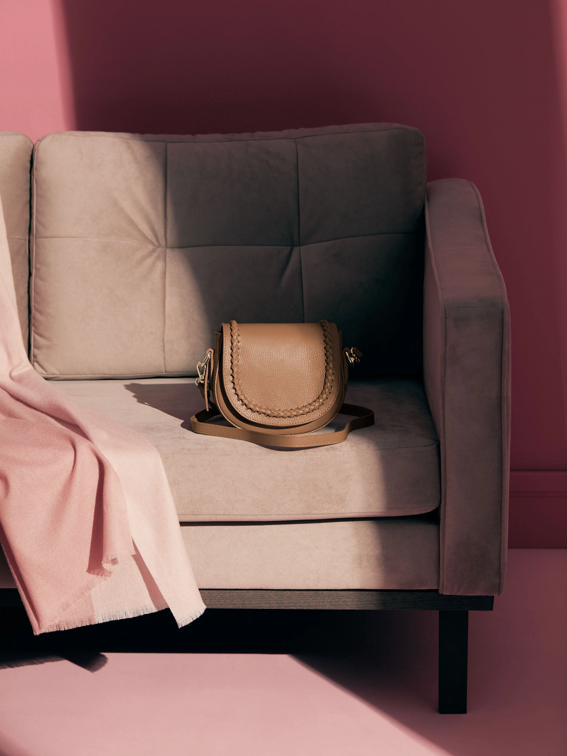 BROWN LEATHER HANDBAG