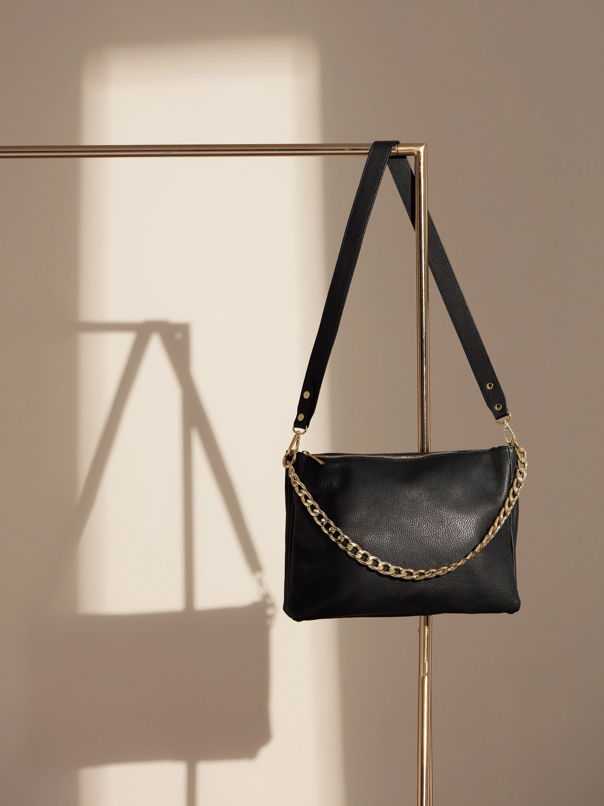 BLACK CHAIN HANDBAG
