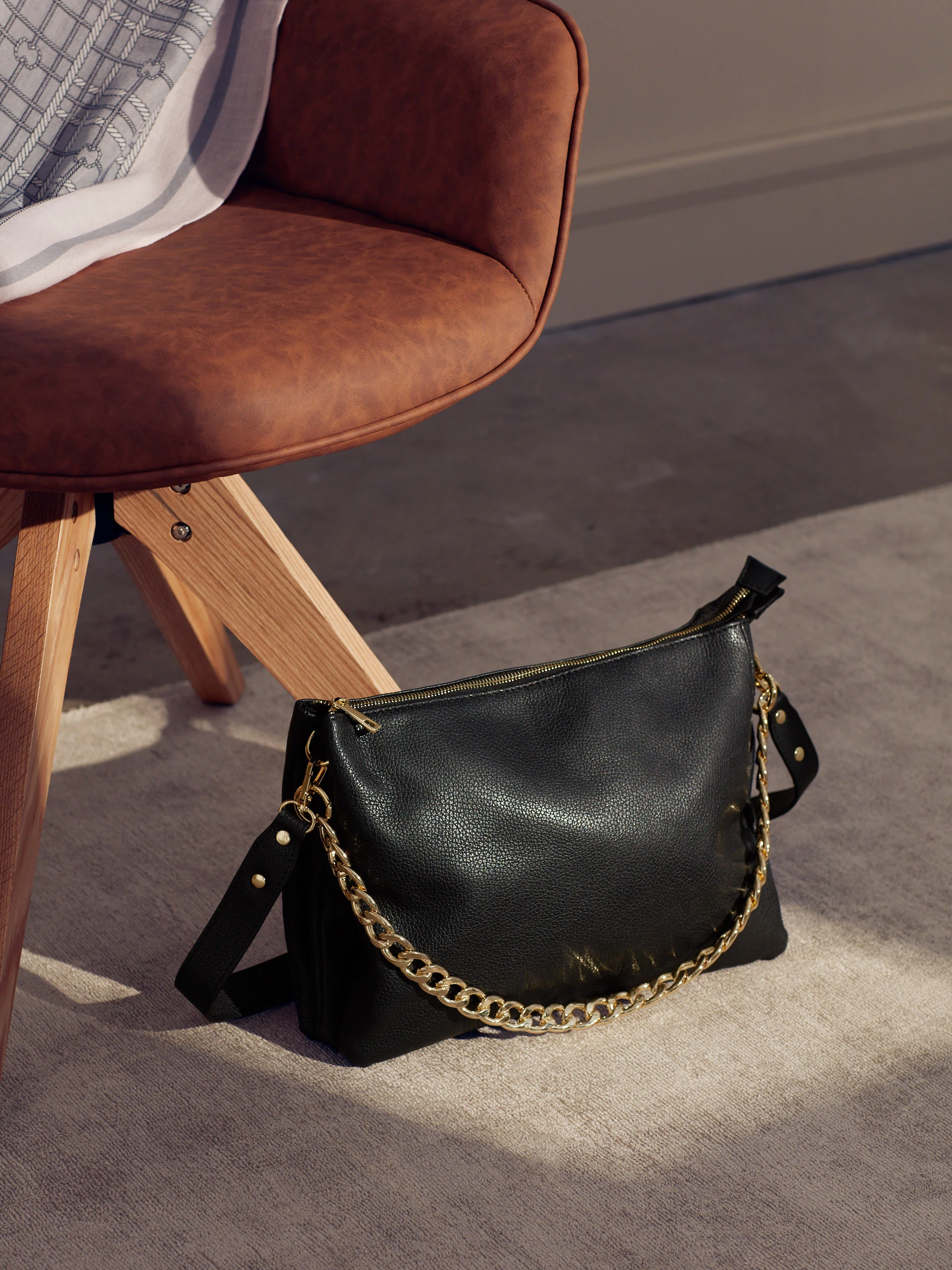 BLACK CHAIN HANDBAG