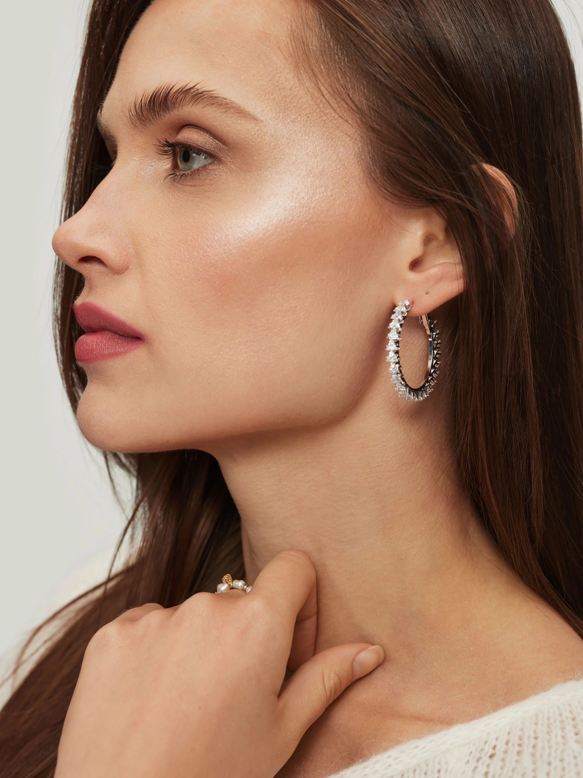 Circular earrings with zircons