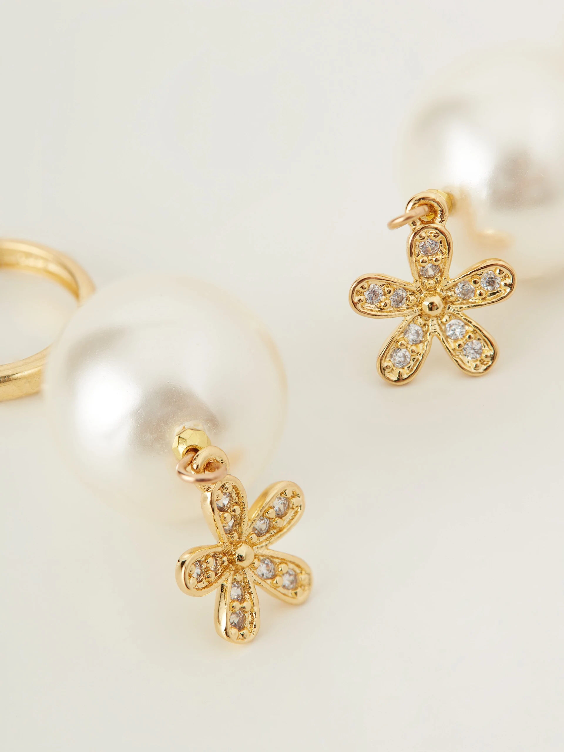 Long earrings with pearl and decorative flower