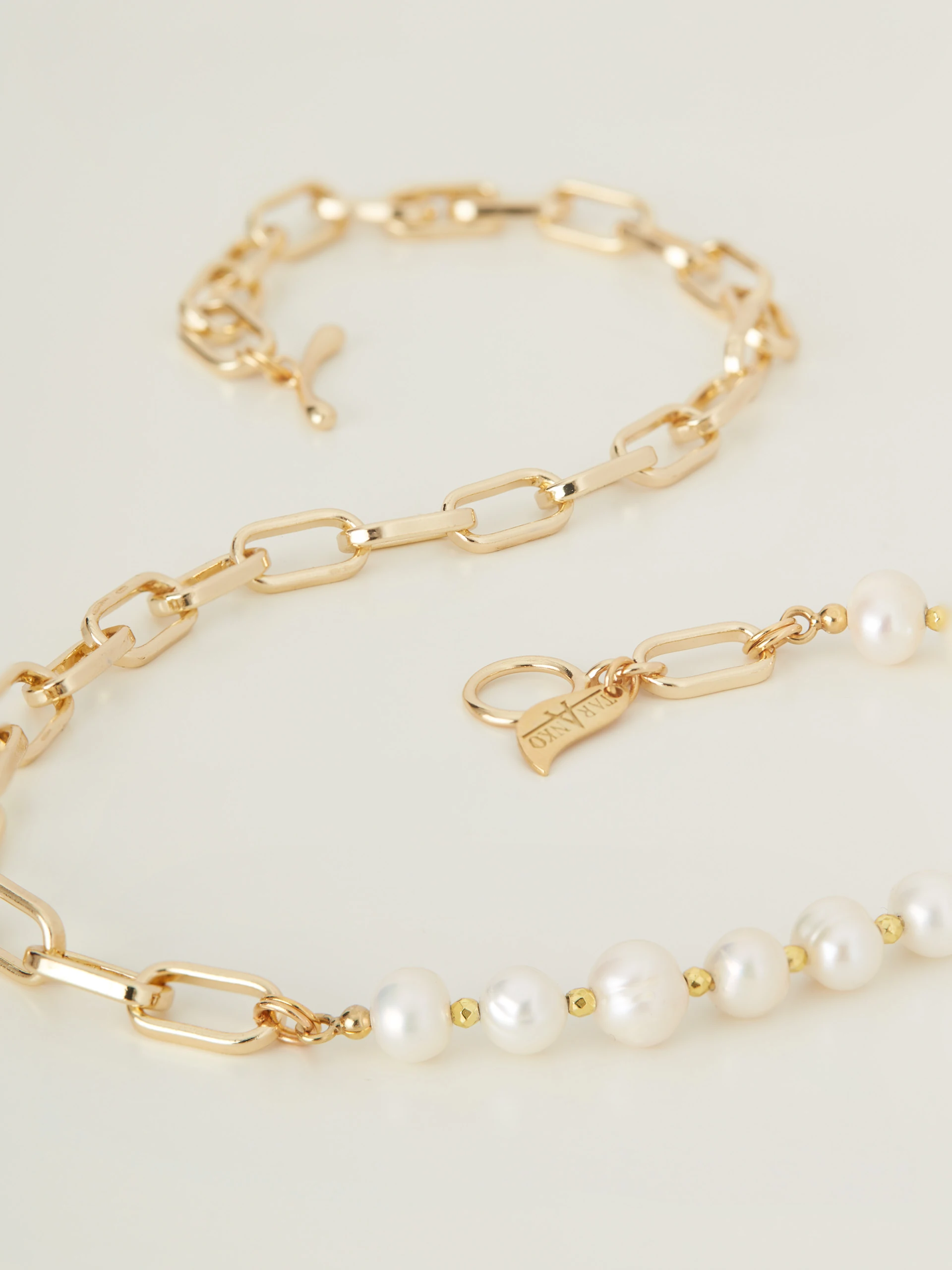 Asymmetrical necklace with pearls