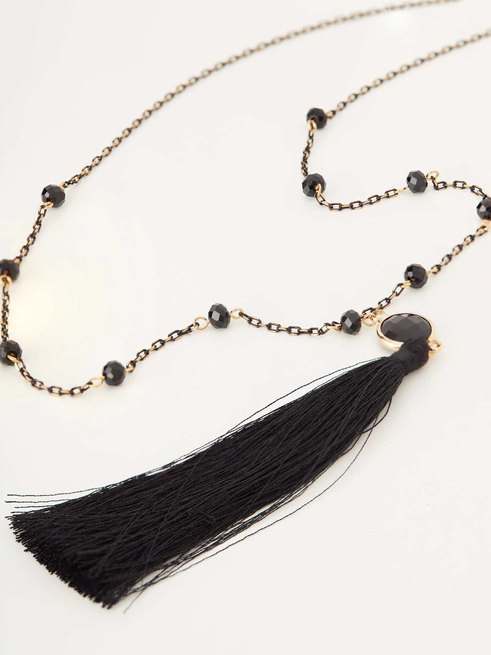 Necklace with a decorative clutch